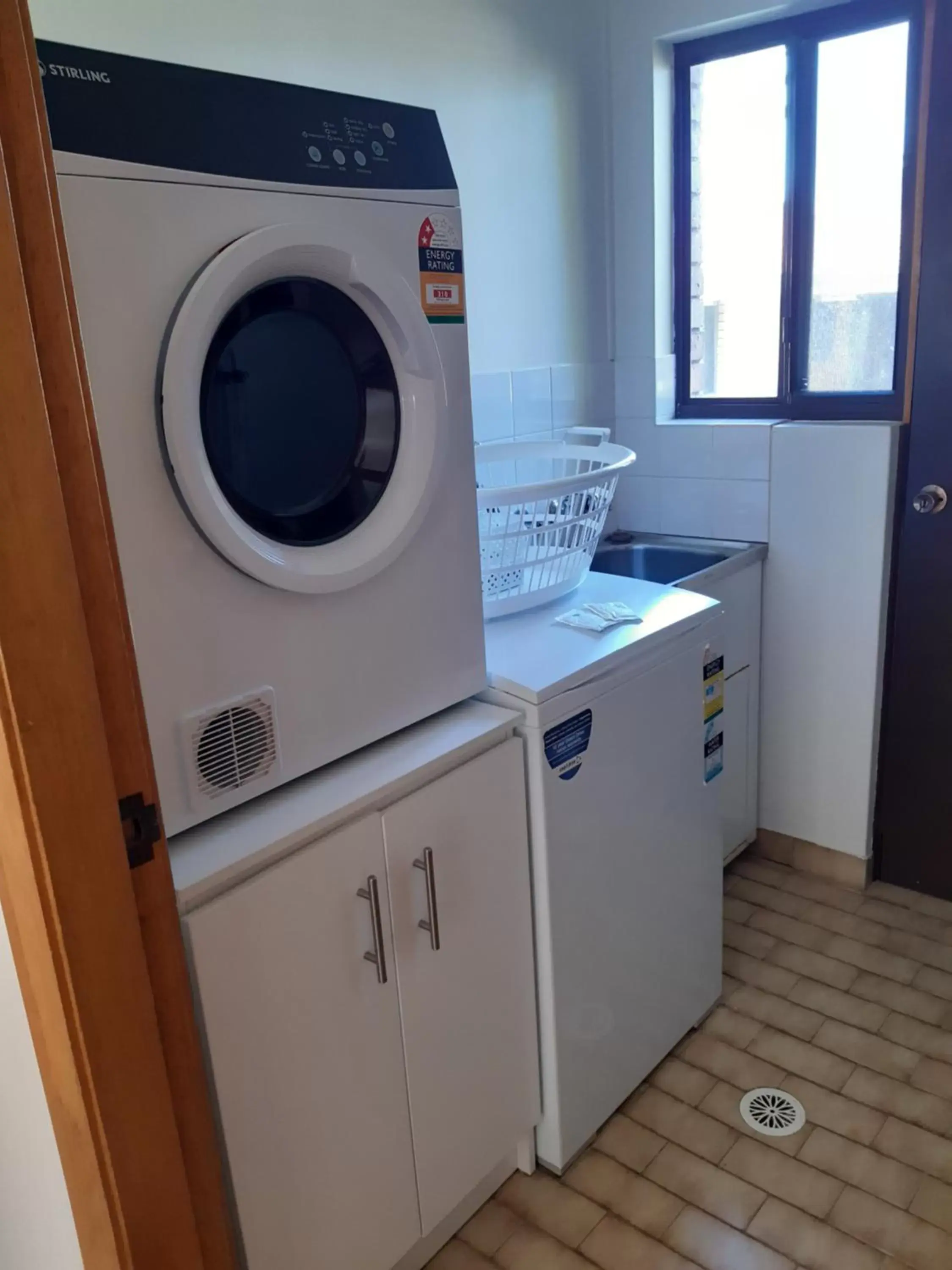 laundry, Kitchen/Kitchenette in Dolphins of Mollymook Motel and Fifth Green Apartments