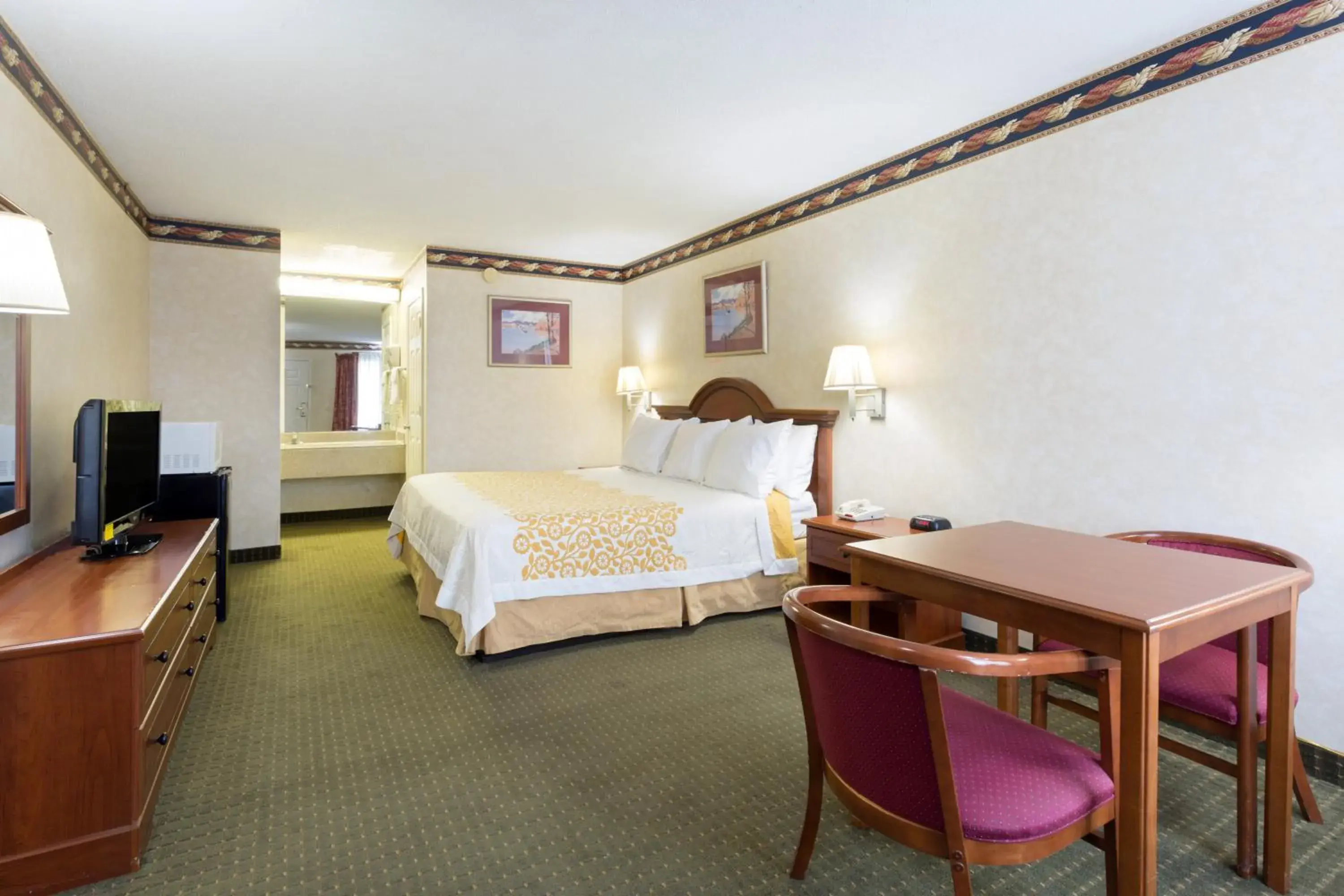 Photo of the whole room, Room Photo in Days Inn by Wyndham Clinton