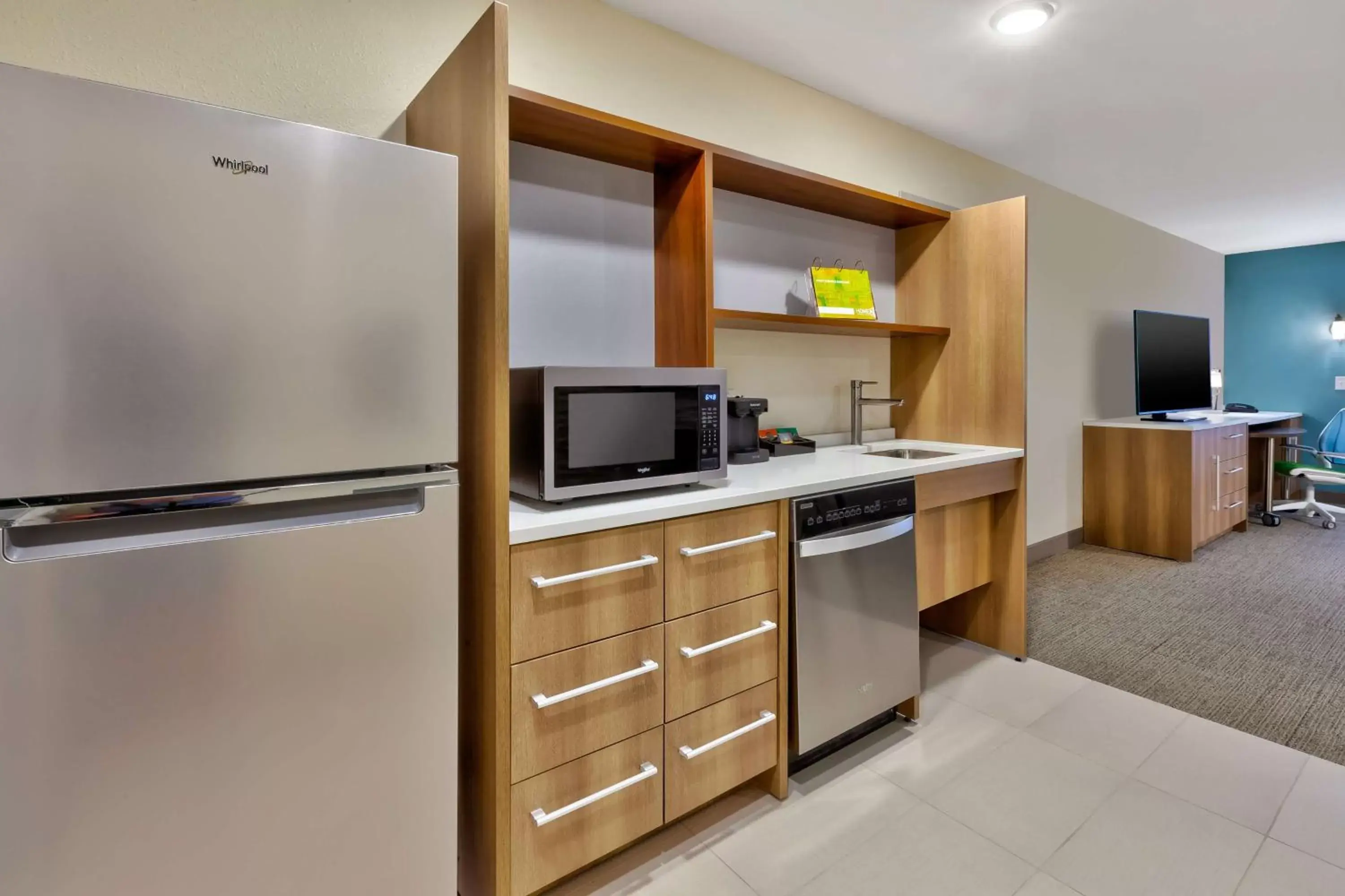 Kitchen or kitchenette, TV/Entertainment Center in Home2 Suites By Hilton Saginaw, Mi