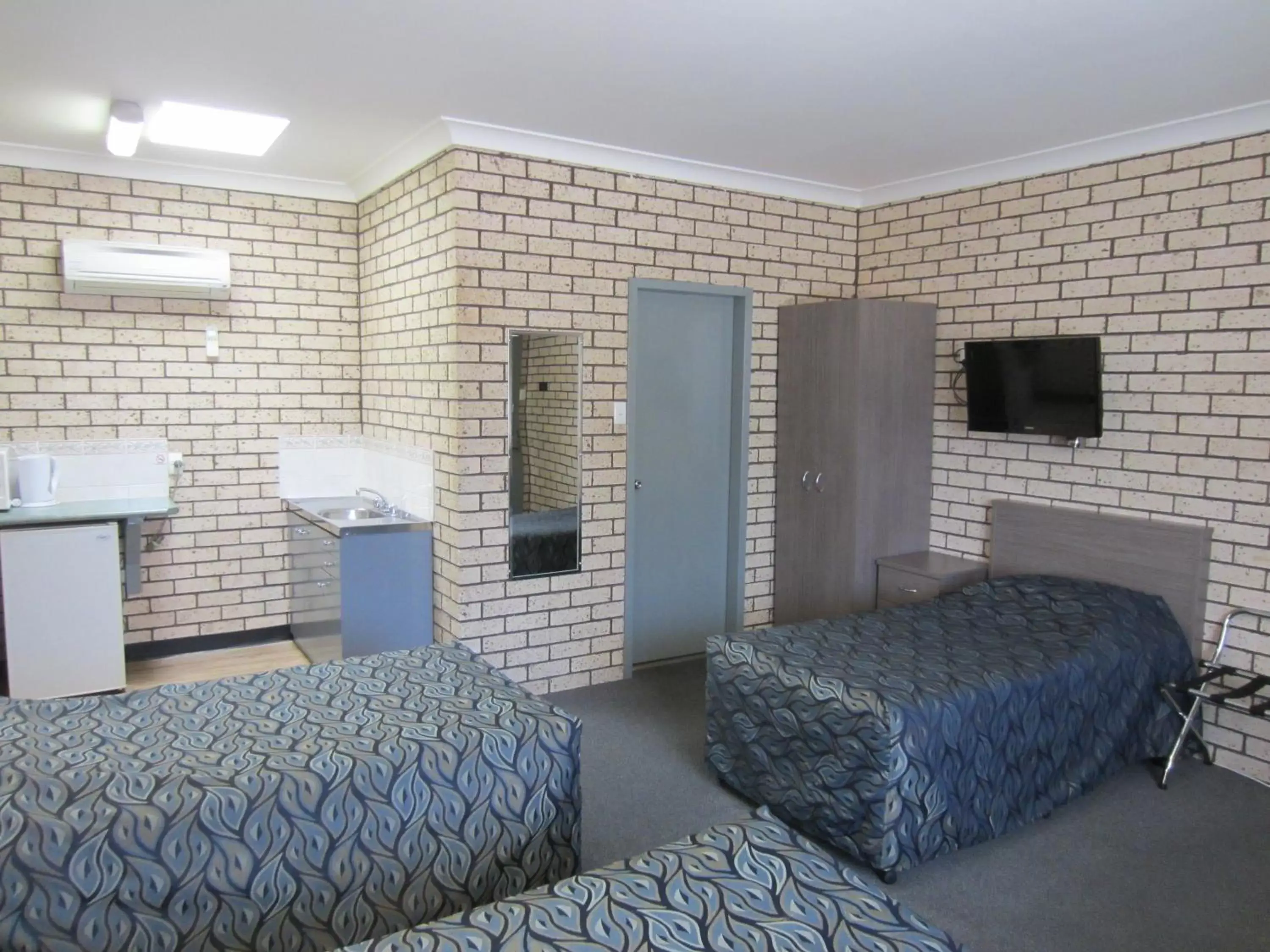 Photo of the whole room, Bed in Cowra Crest Motel