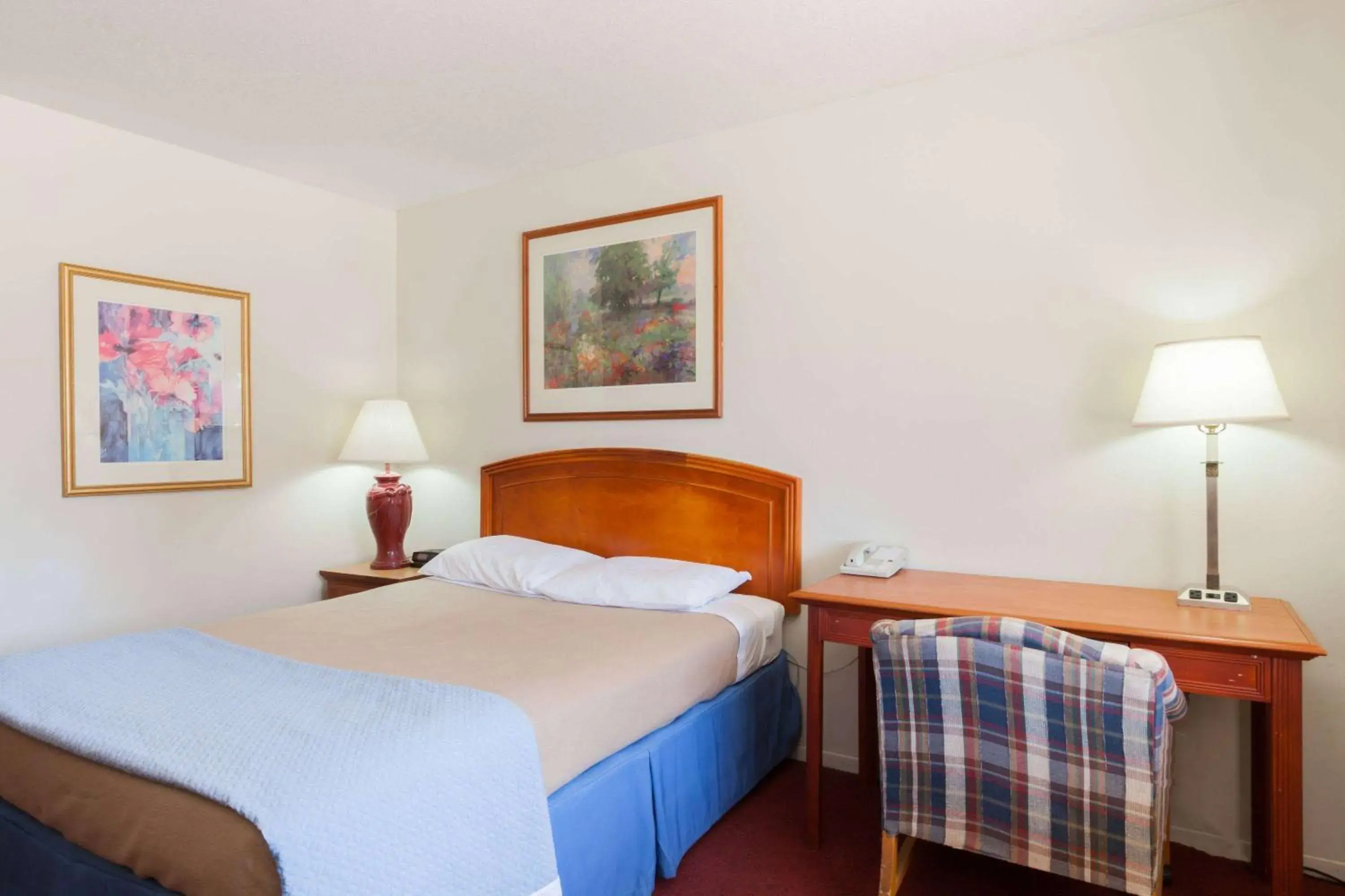 Photo of the whole room, Bed in Days Inn by Wyndham Castaic Six Flags Magic Mountain