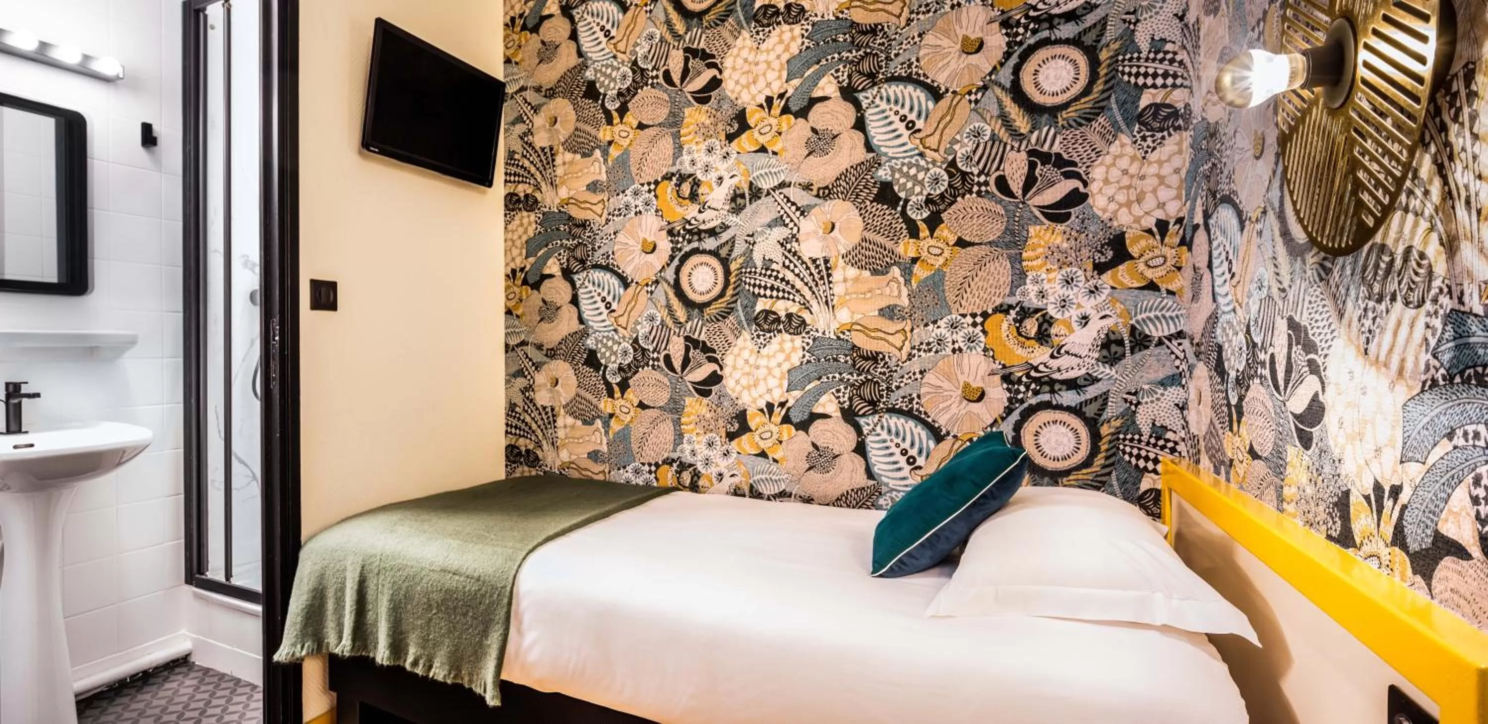 Bedroom, Bed in Hôtel Lanjuinais