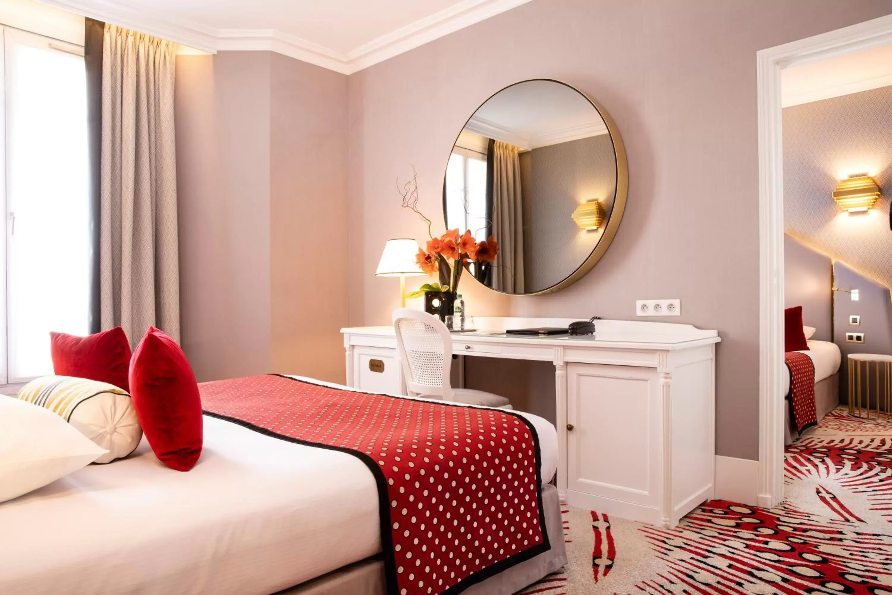 Photo of the whole room, Bed in Hôtel Victor Hugo Paris Kléber