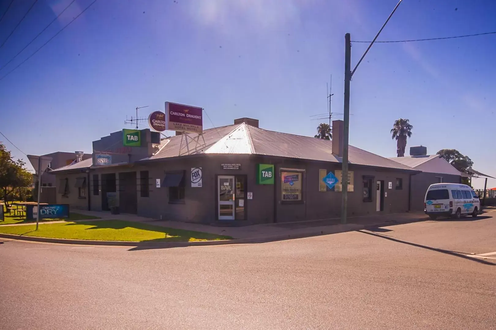 Facade/entrance, Property Building in Lake Mulwala Hotel