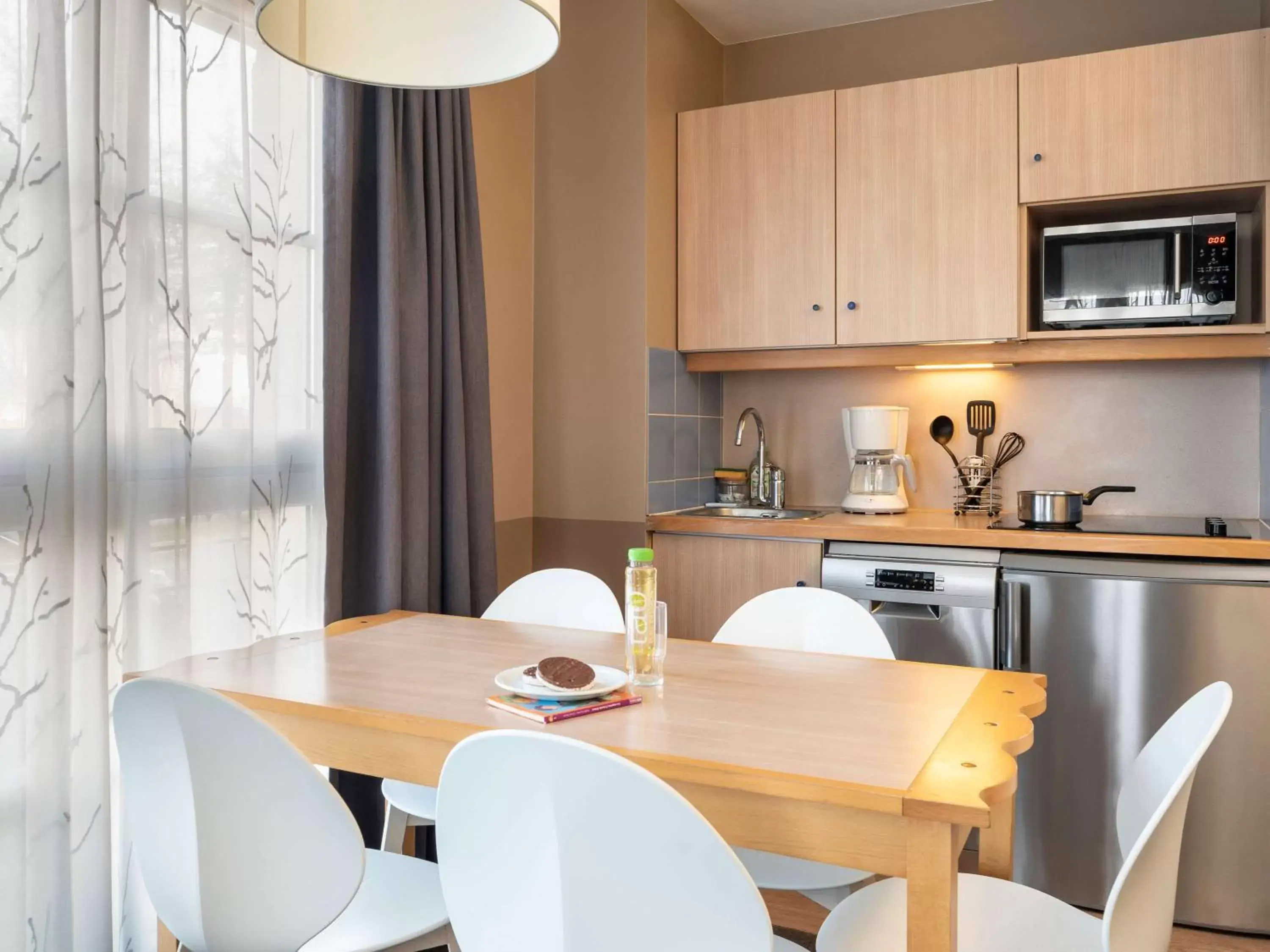 Photo of the whole room, Dining Area in Aparthotel Adagio Marne La Vallée - Val d'Europe