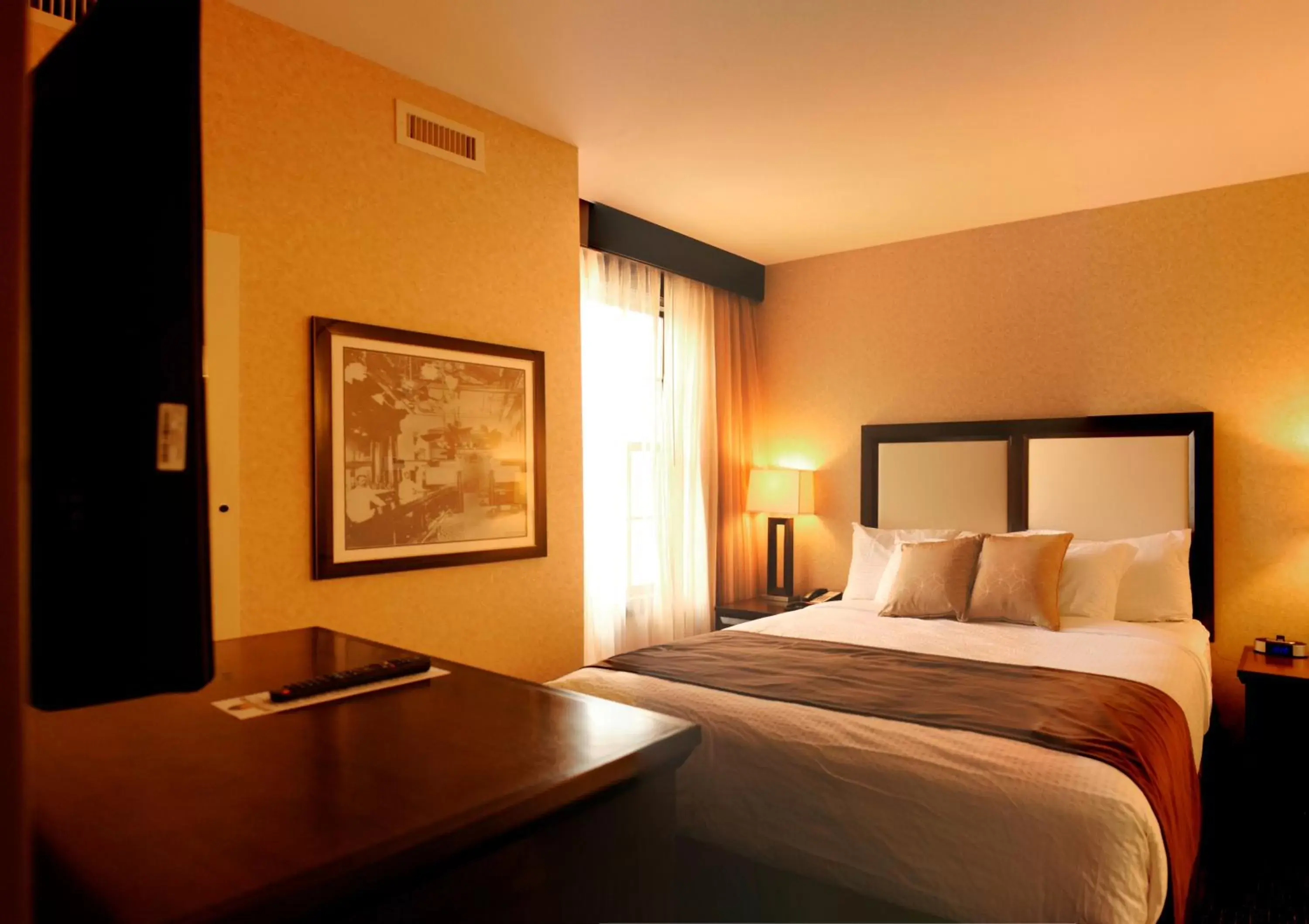 Bed in Holiday Inn Resort Deadwood Mountain Grand by IHG Bed in Holiday Inn Resort Deadwood Mountain Grand by IHG