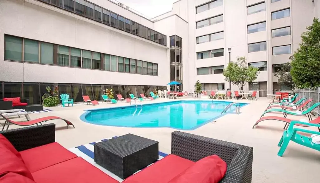 Swimming Pool in Hotel Universel Montréal