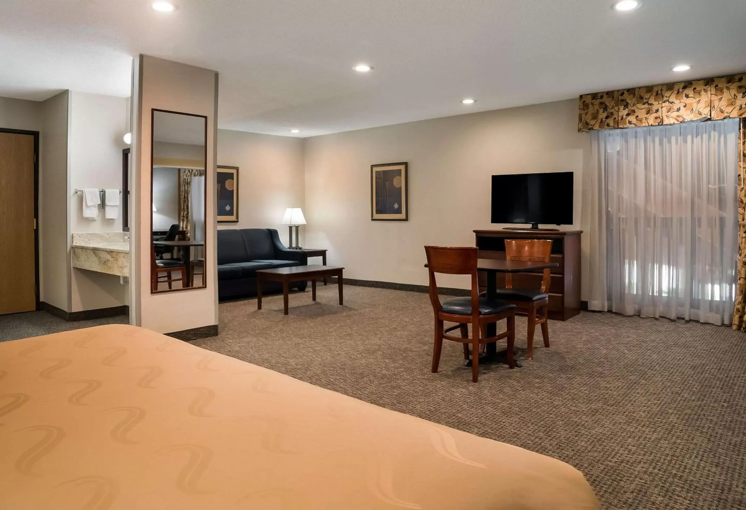 Bedroom, TV/Entertainment Center in Quality Inn