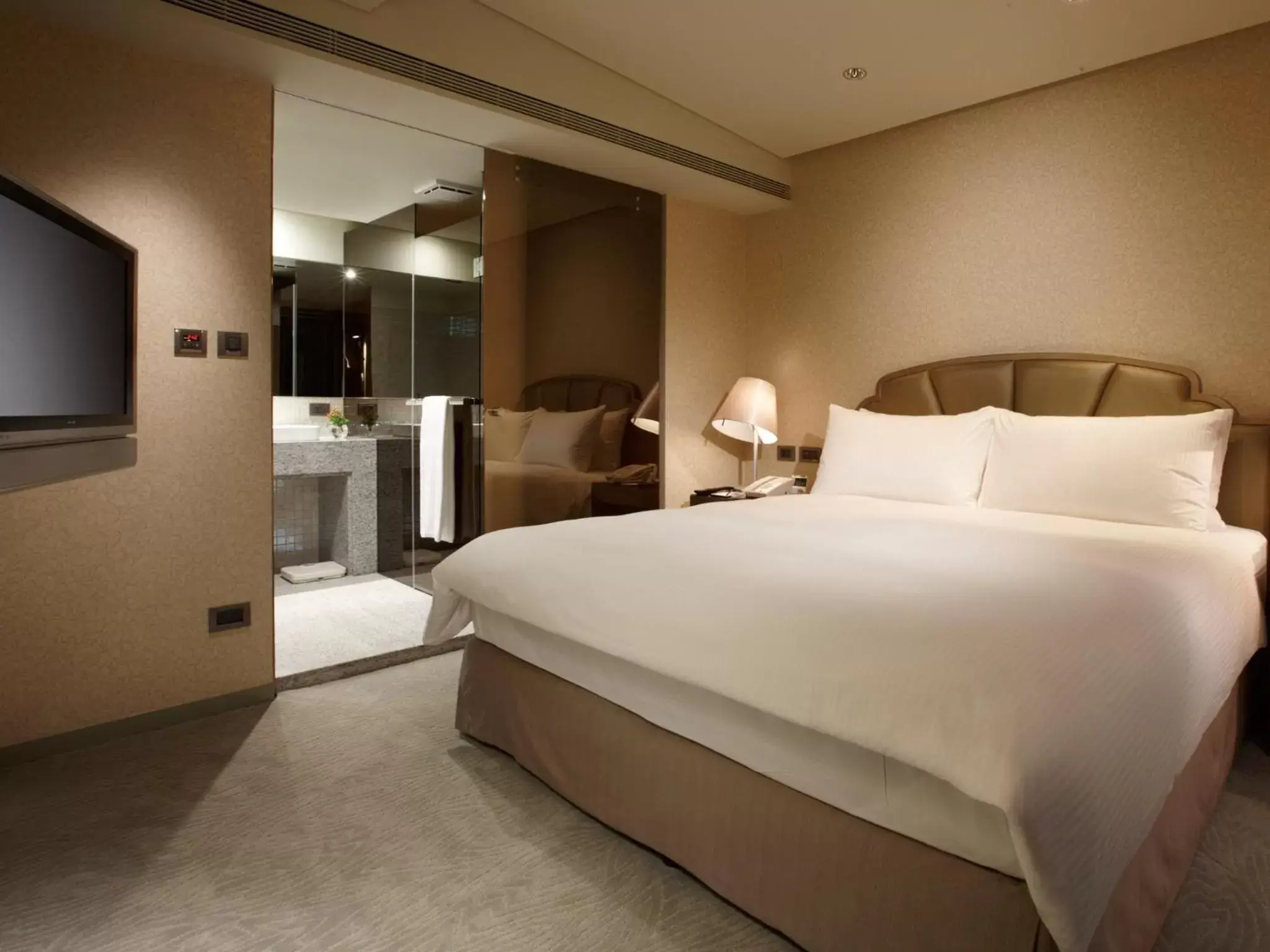 Photo of the whole room, Bed in The Landis Taipei