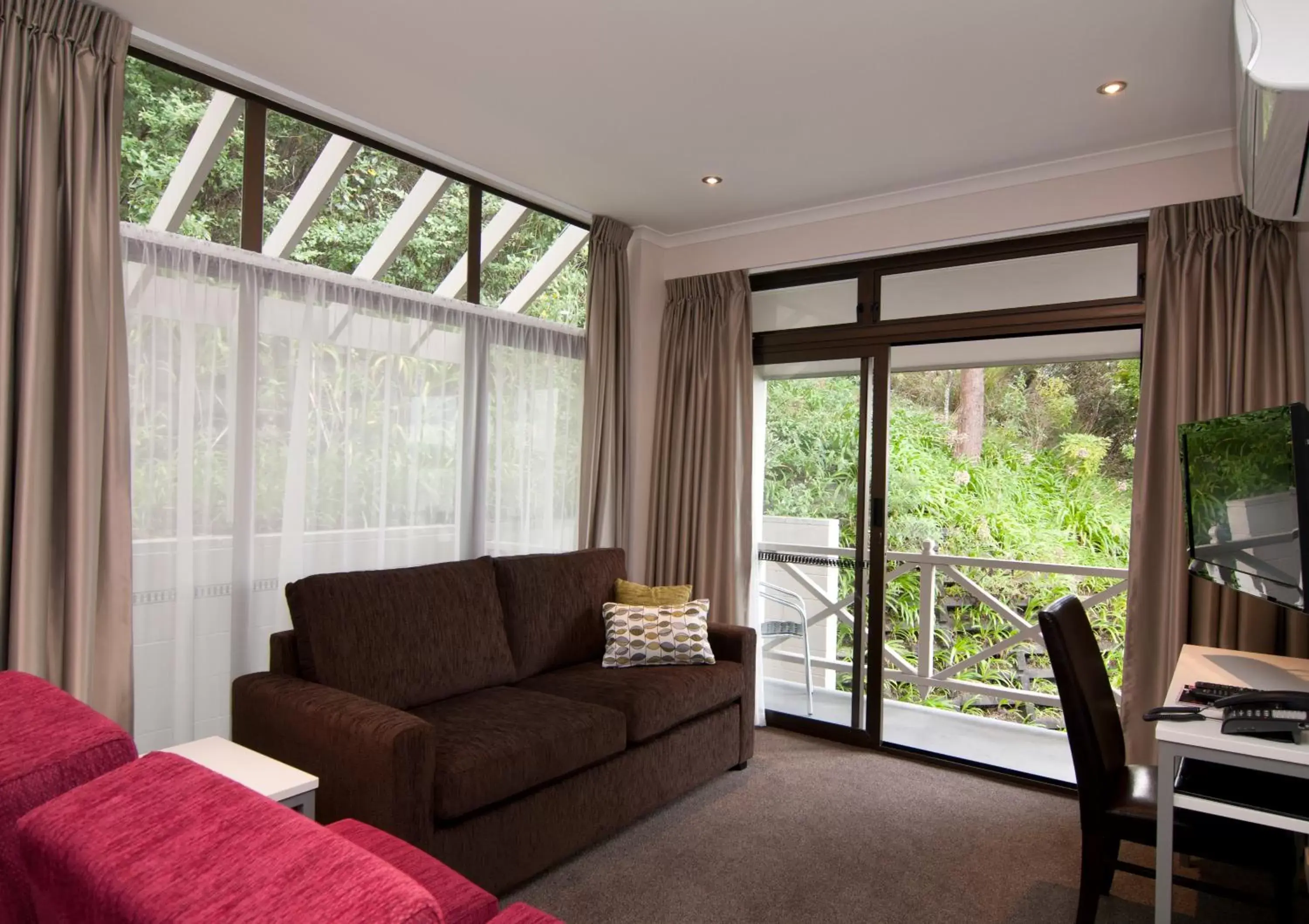 TV and multimedia, Seating Area in Breakwater Motel