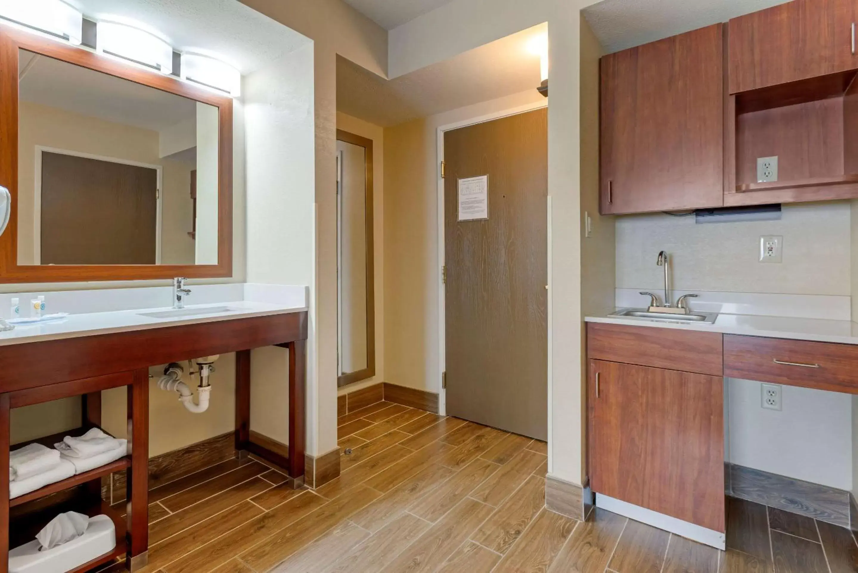 Photo of the whole room, Kitchen/Kitchenette in Comfort Inn & Suites Wilkes Barre - Arena