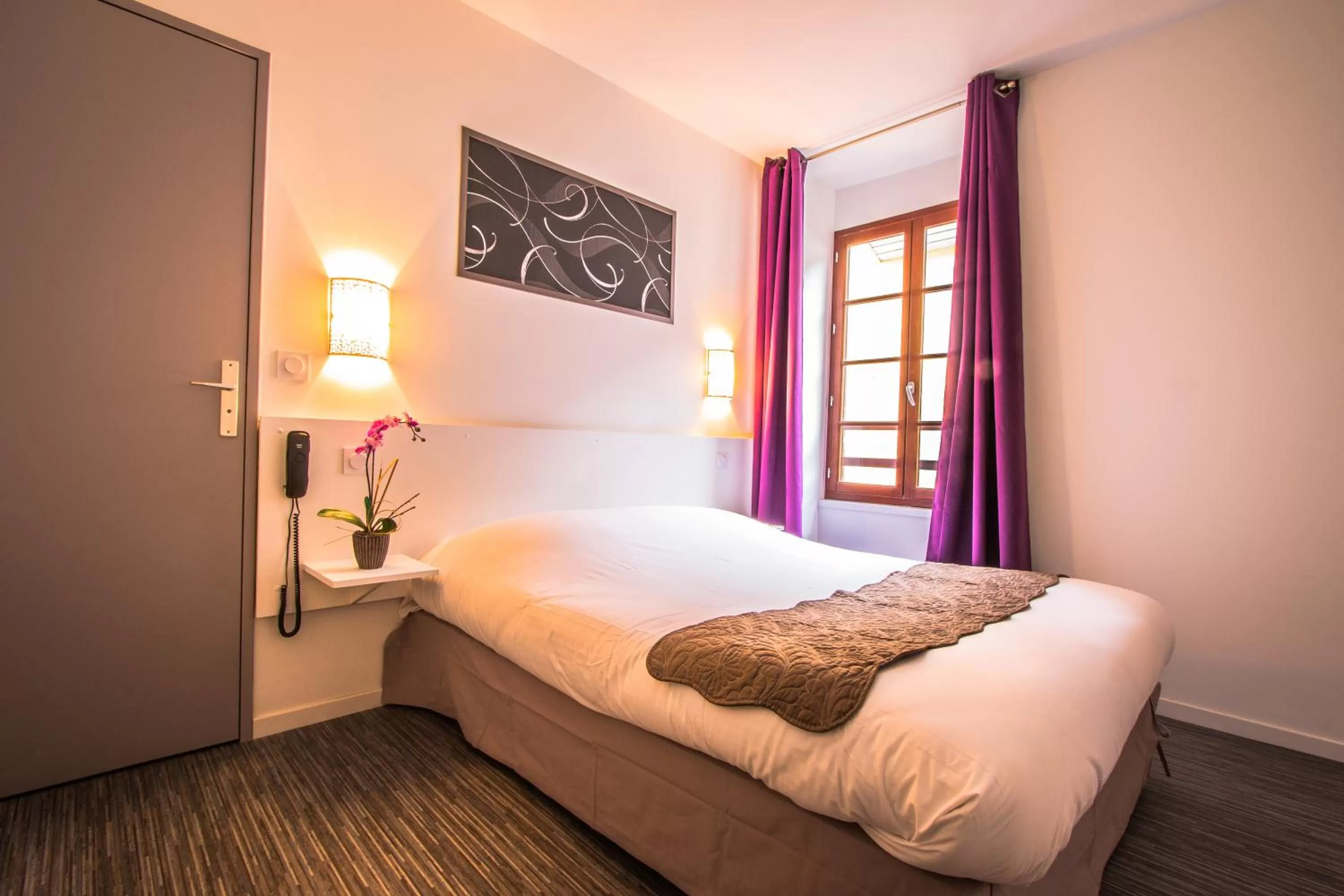 Photo of the whole room, Bed in Théâtre Hôtel Chambéry