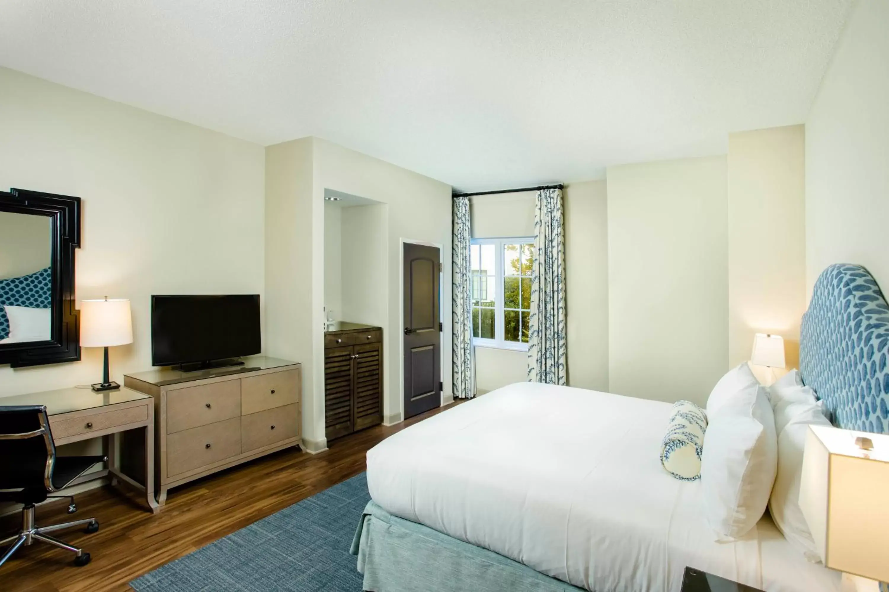 Bedroom, TV/Entertainment Center in The Inn by Sea Island