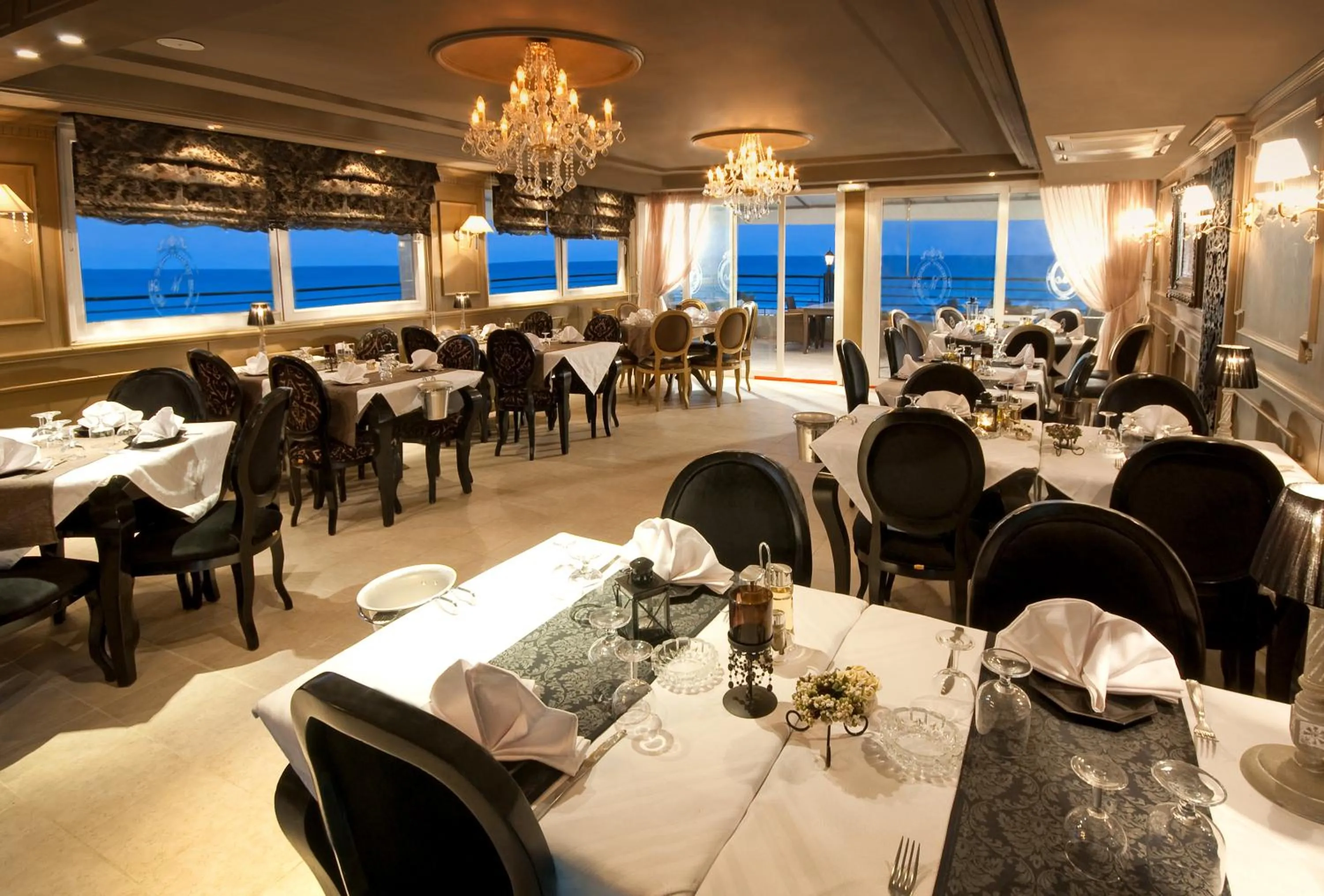 Restaurant/places to eat in Hotel Royal Beach