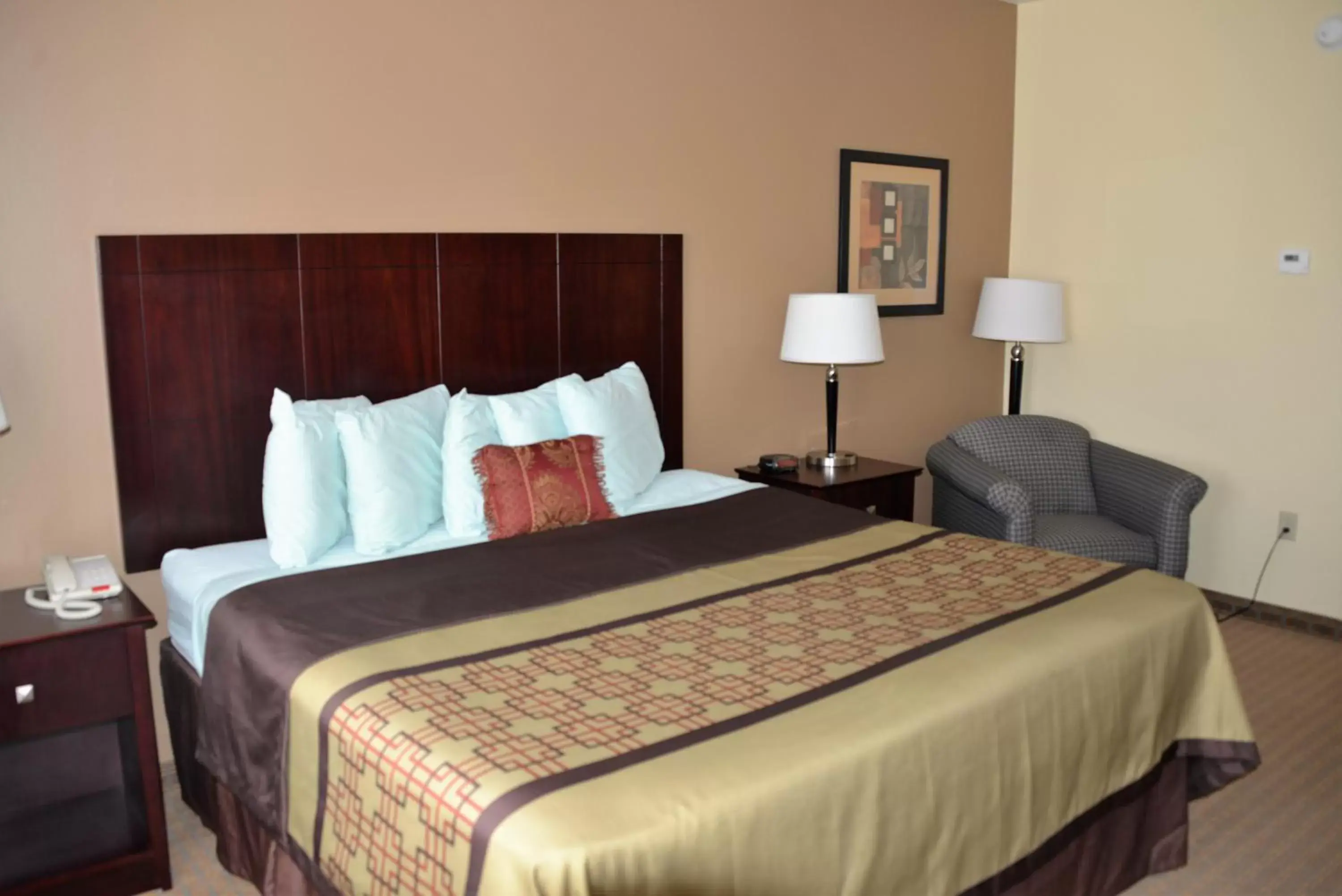 Bed in Irish Inn and Suites