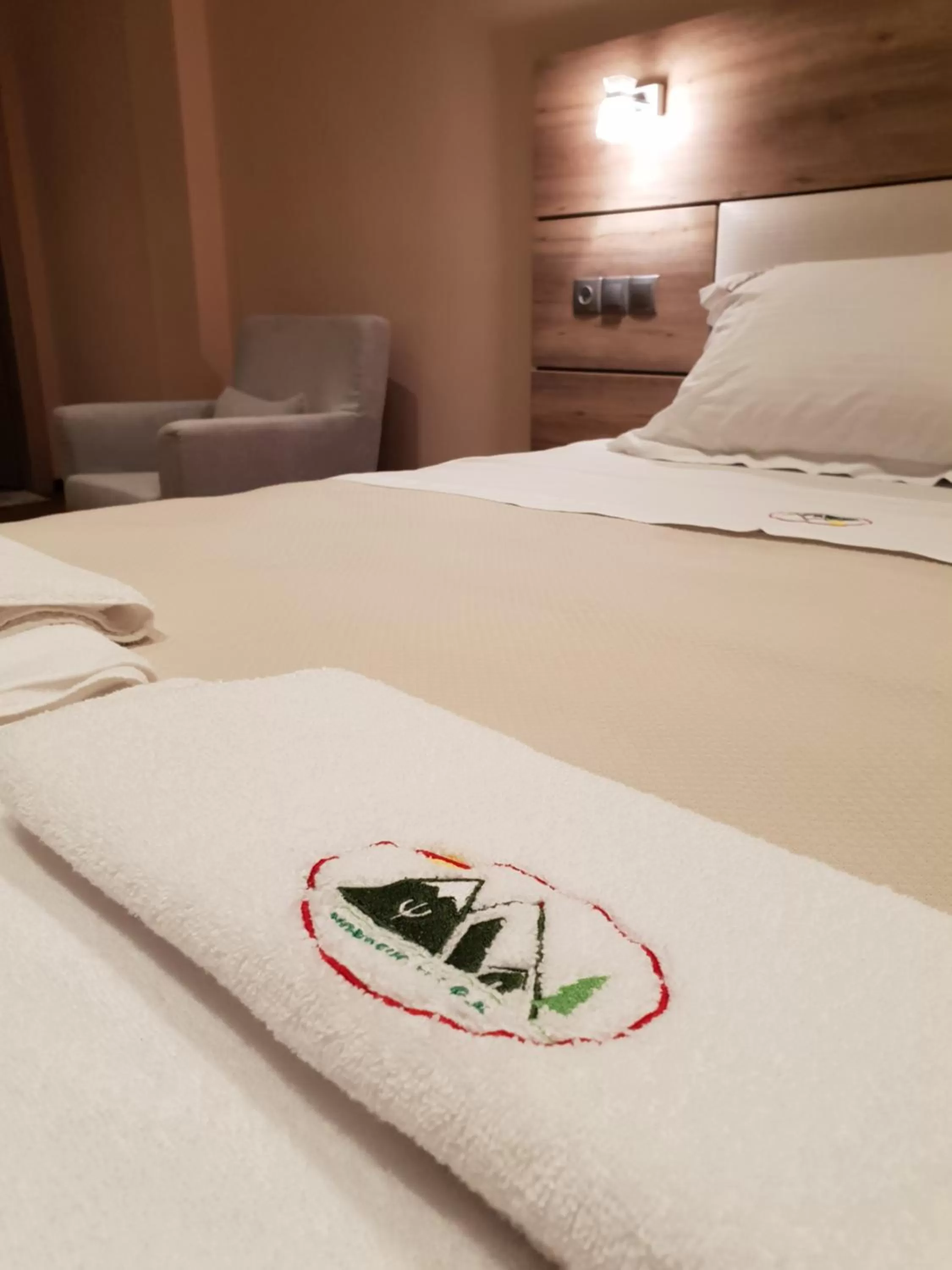 Photo of the whole room, Bed in Mondeus Inn Luxury