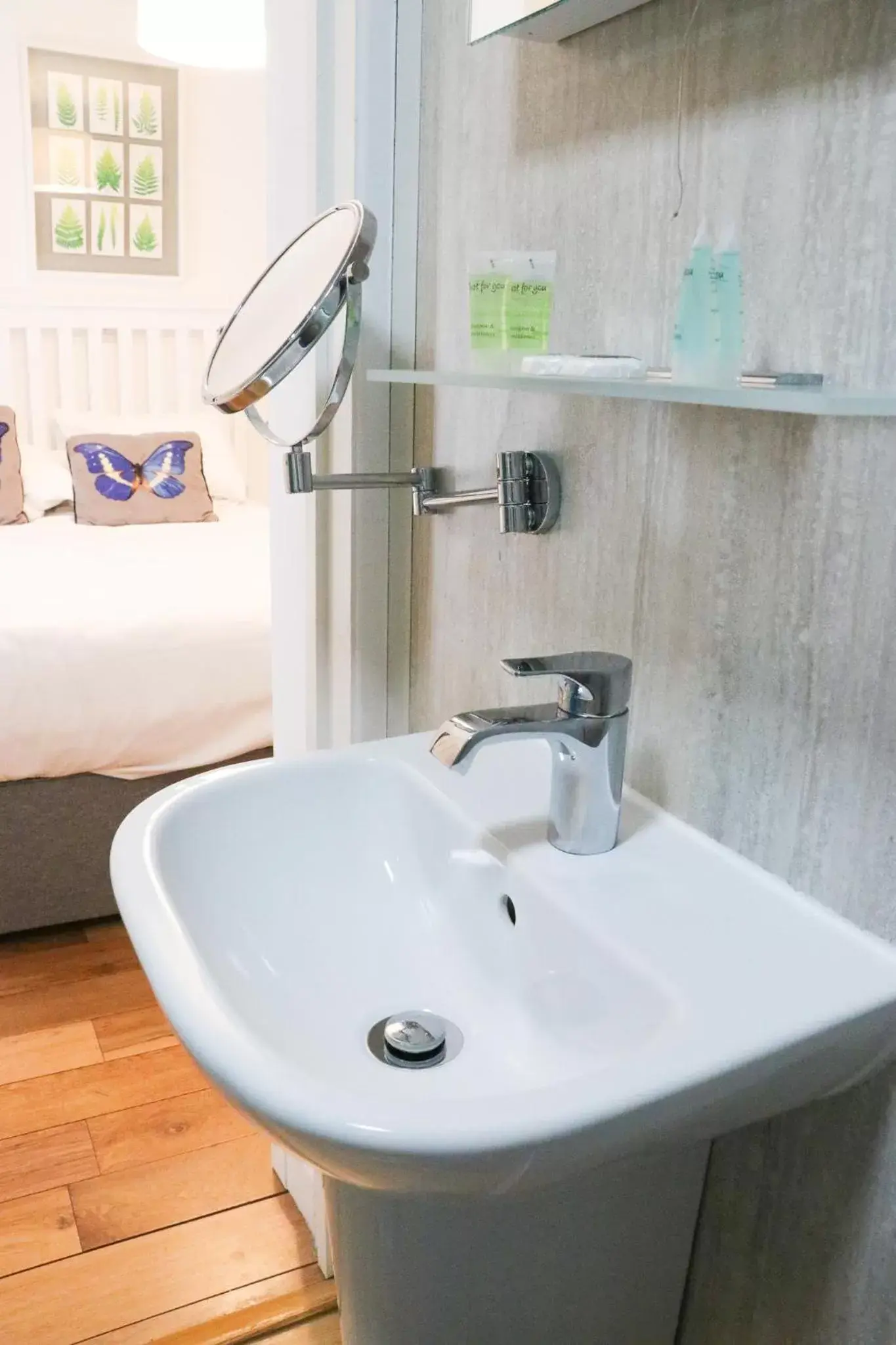 Bathroom in The Queen's Head Hotel