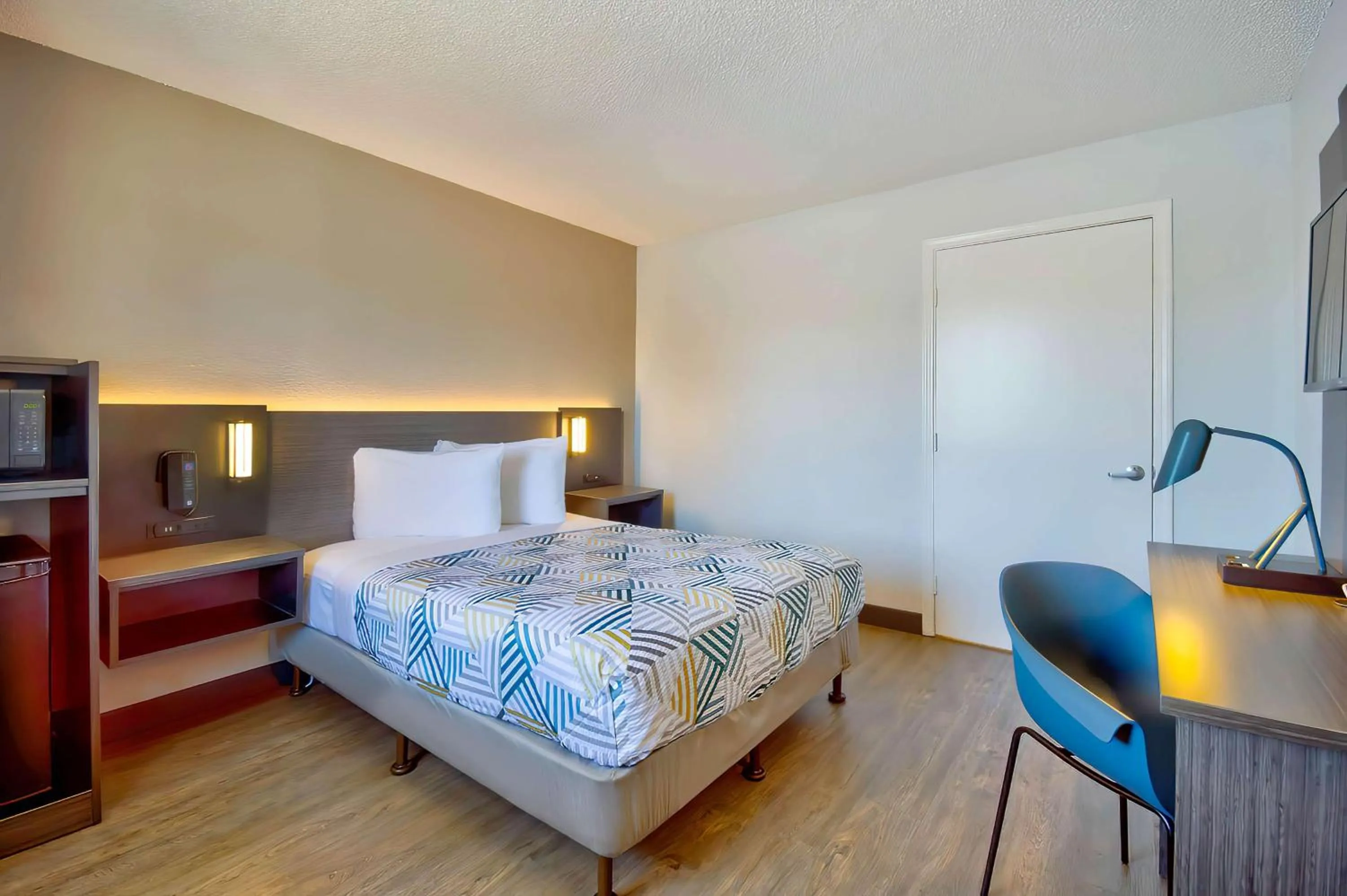Bedroom, Bed in Motel 6-Vallejo, CA - Six Flags West