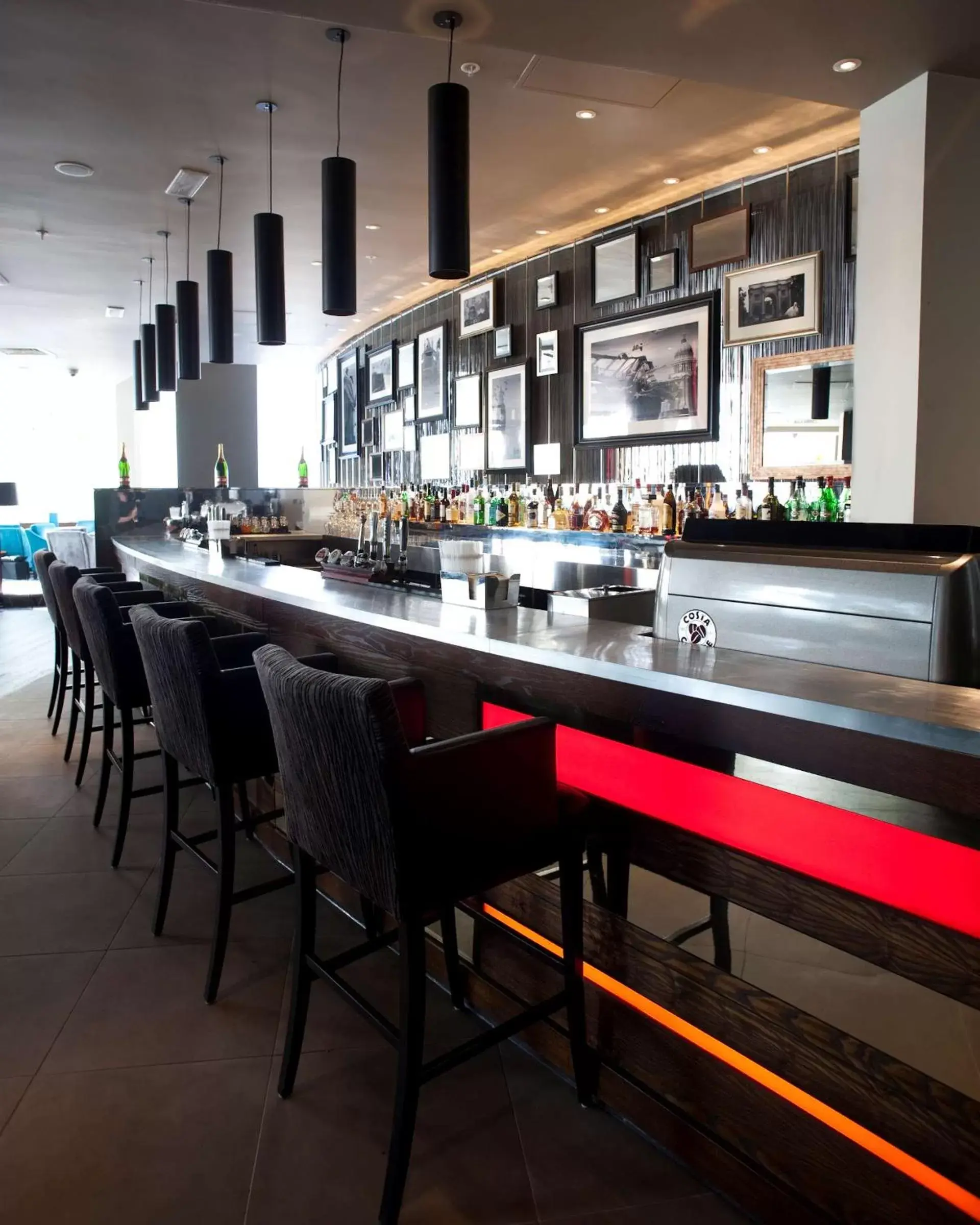 Lounge or bar, Restaurant/Places to Eat in Hilton London Olympia