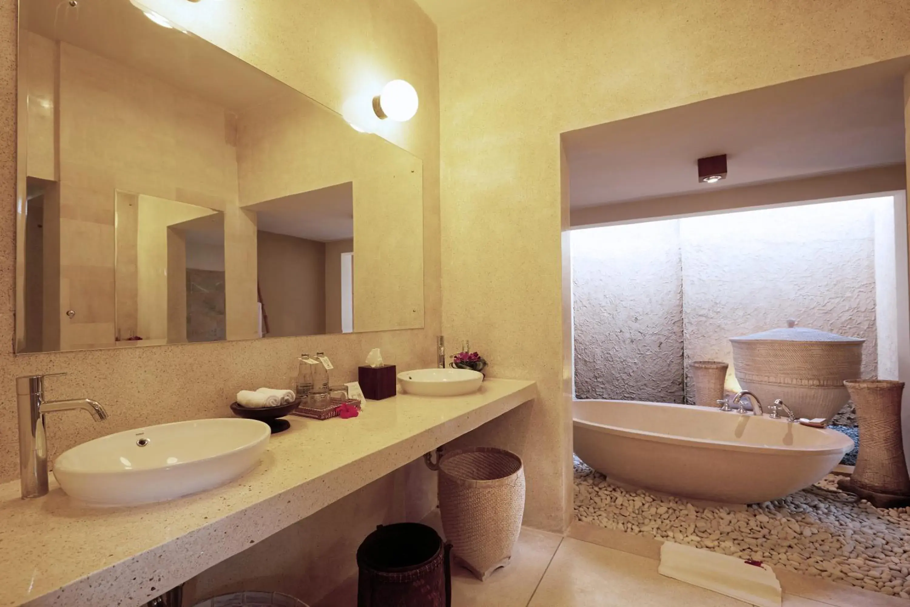 Bathroom in Visakha Sanur by Puri Signatures Bathroom in Visakha Sanur by Puri Signatures