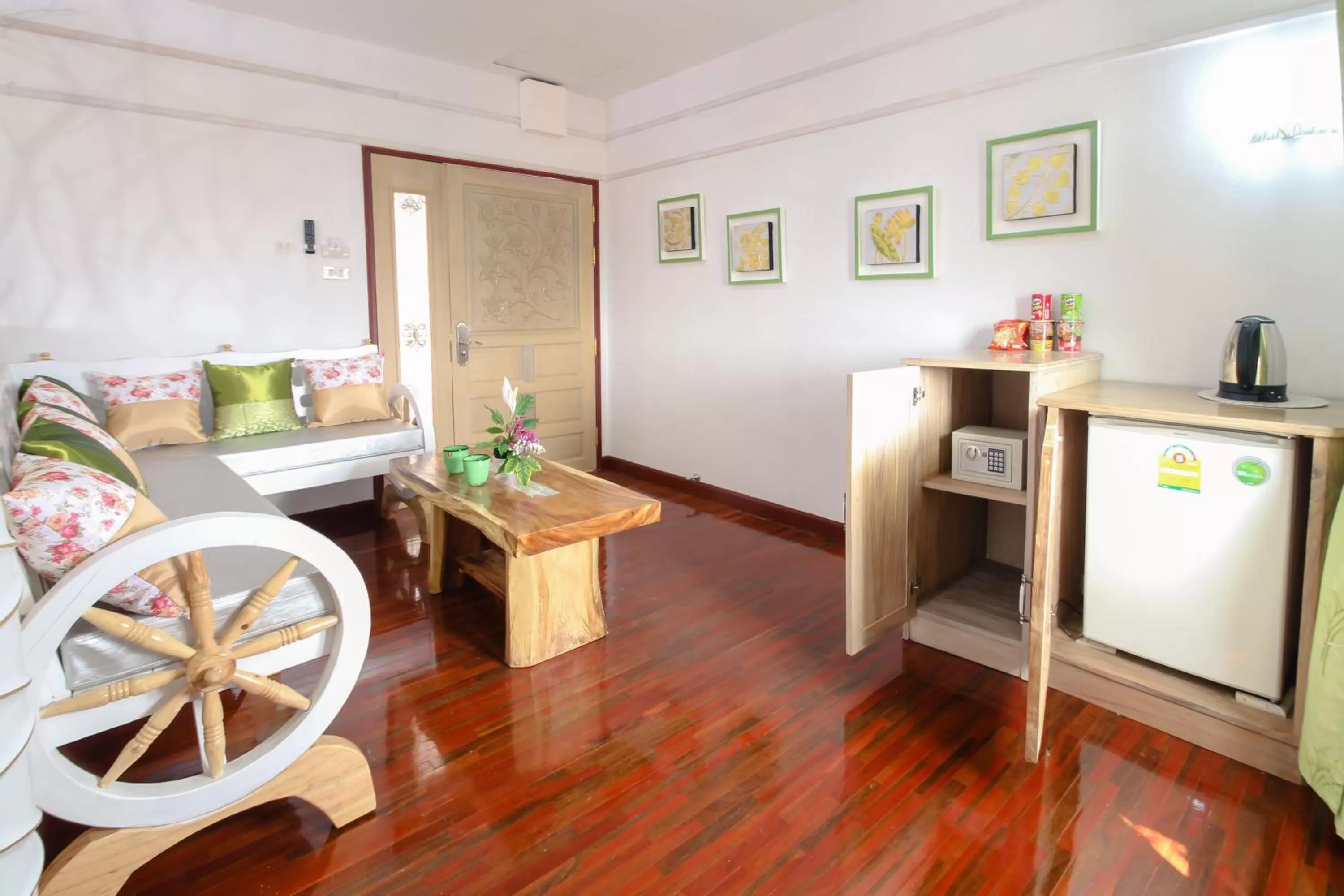 Photo of the whole room in Olivier Boutique