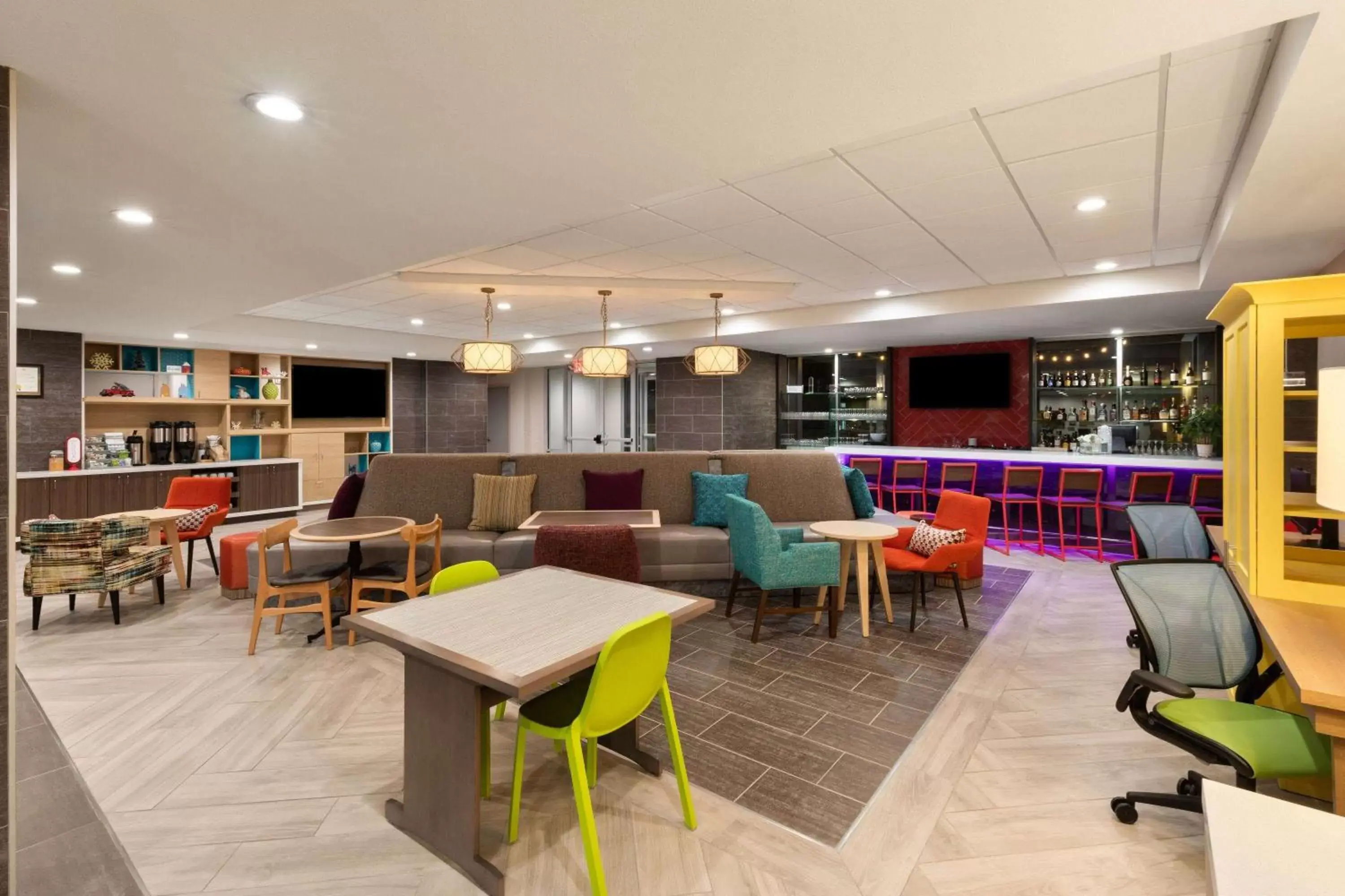 Lobby or reception, Lounge/Bar in Hawthorn Inn & Suites by Wyndham Kingwood Houston