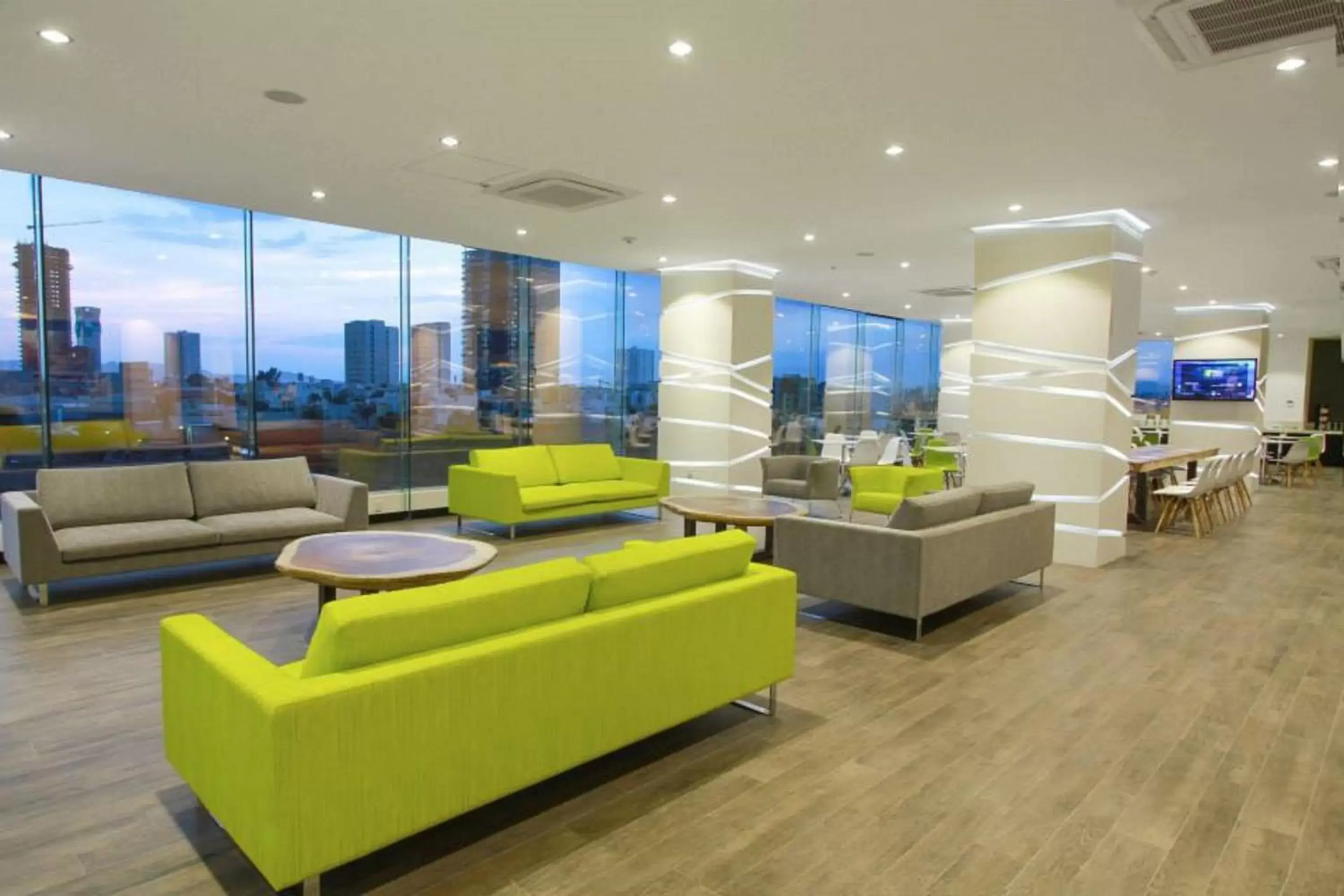 Lobby or reception in Holiday Inn Express & Suites Puebla Angelopolis, an IHG Hotel