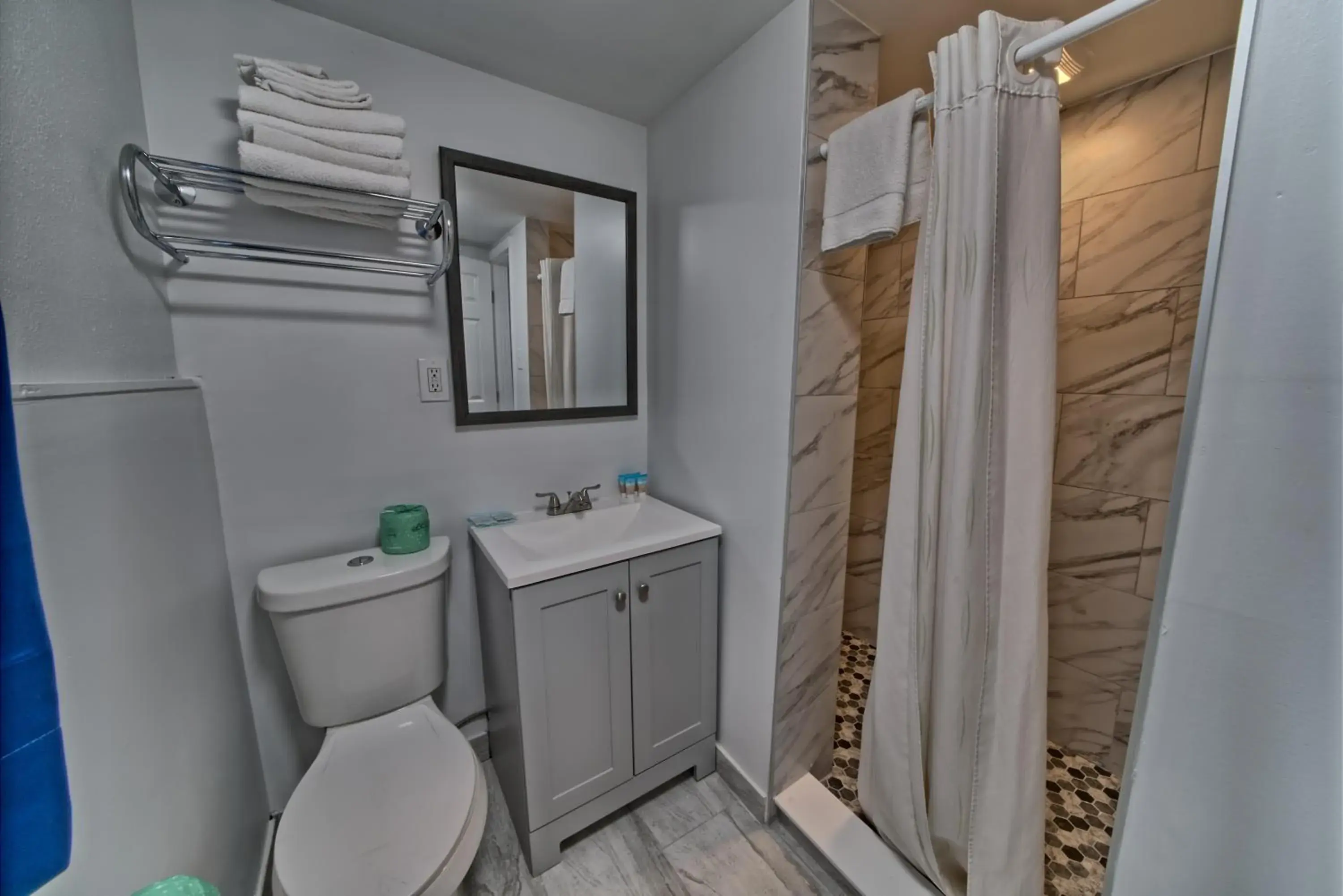 Shower, Bathroom in Aqua View Motel