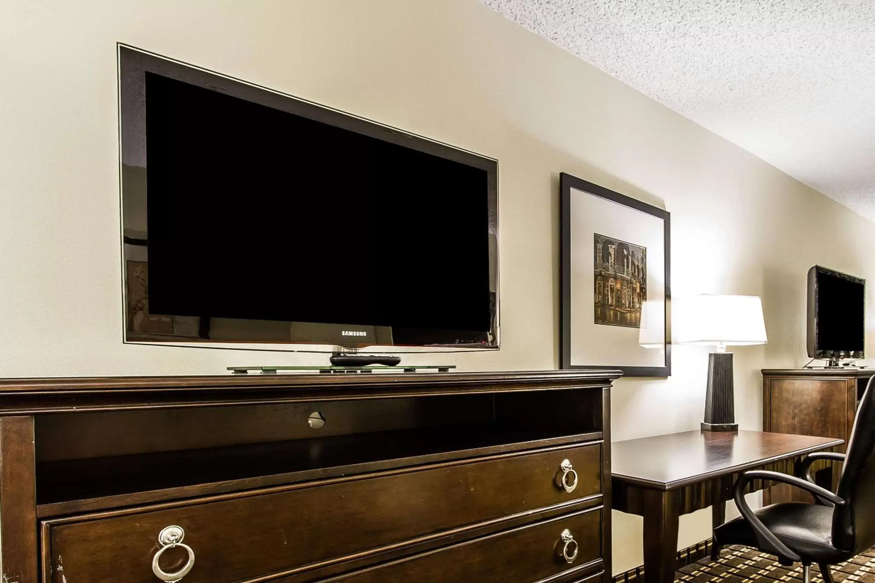 Photo of the whole room, TV/Entertainment Center in Evangeline Downs Hotel, Ascend Hotel Collection