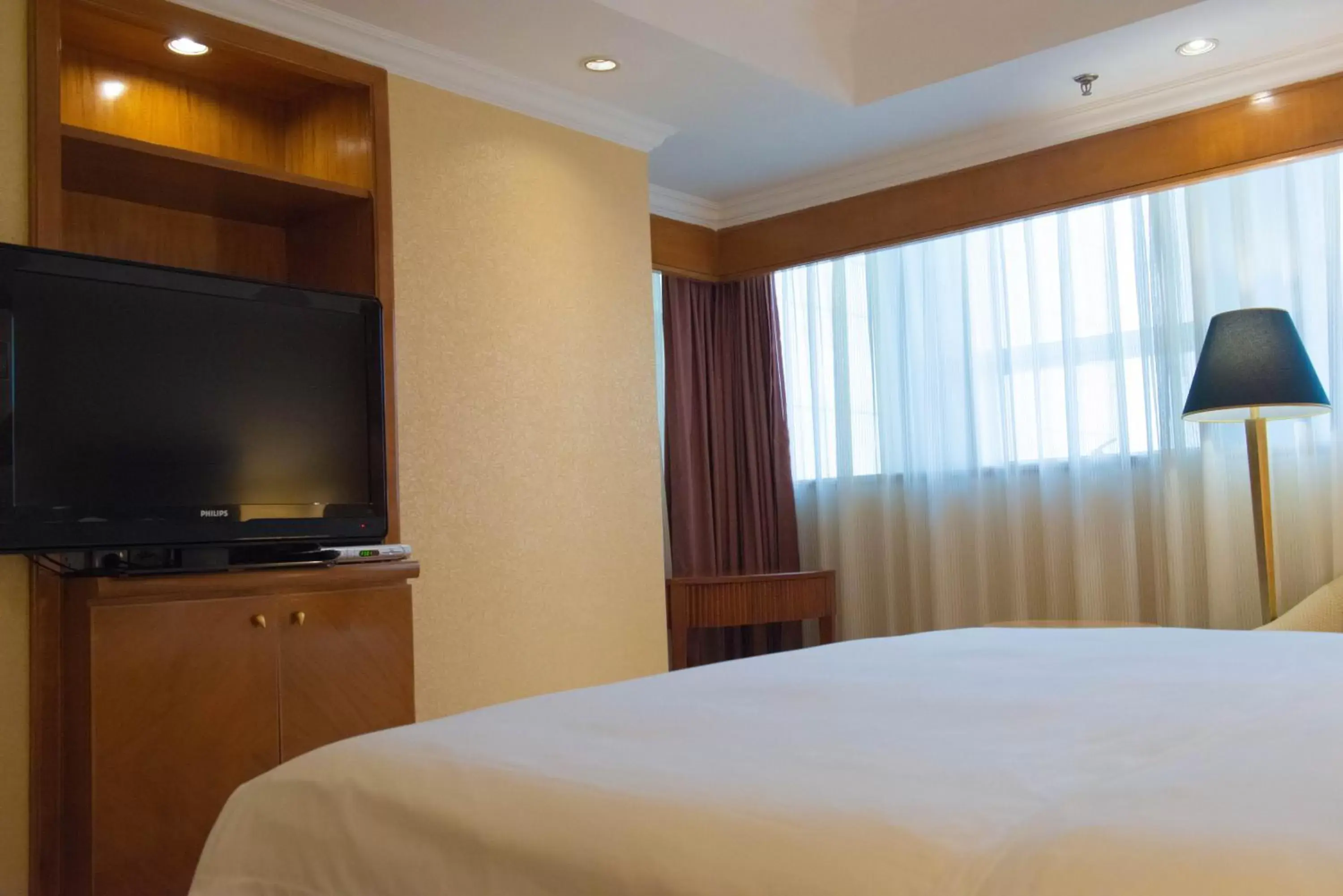 Bedroom, TV/Entertainment Center in Crowne Plaza Qingdao, an IHG Hotel