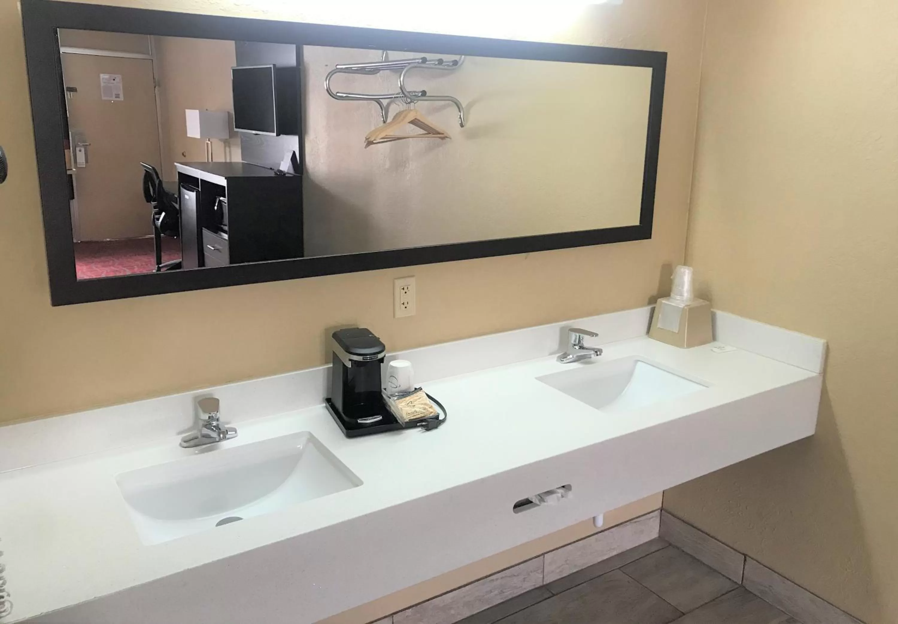 Bathroom in Conner Hill Motor Lodge