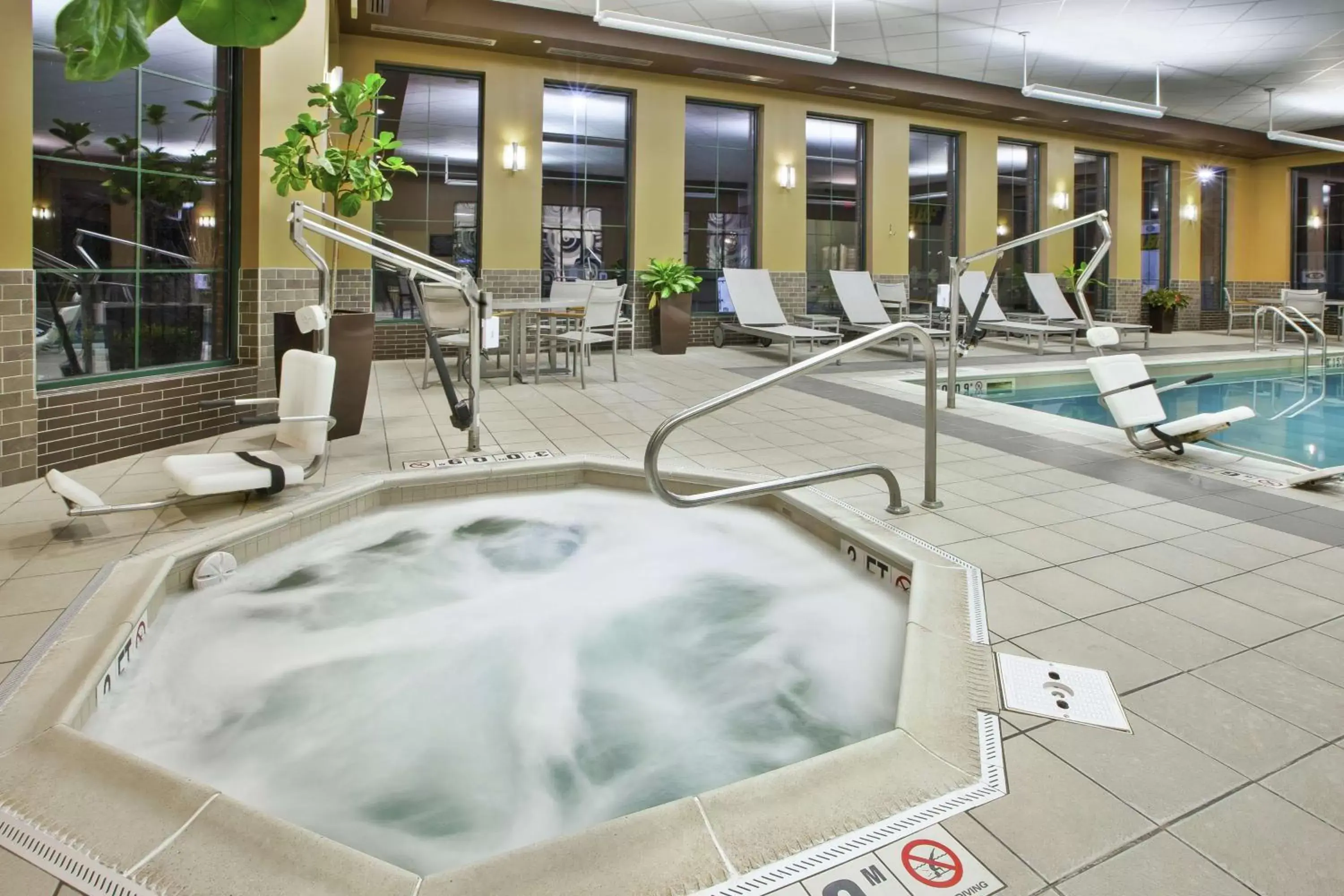 Hot Tub, Swimming Pool in Embassy Suites Columbus - Airport