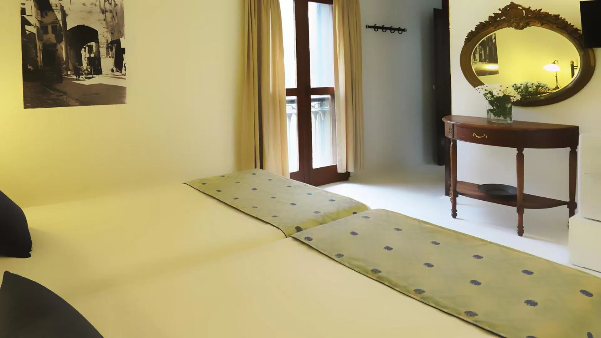 Photo of the whole room, Bed in Hotel Kalehan