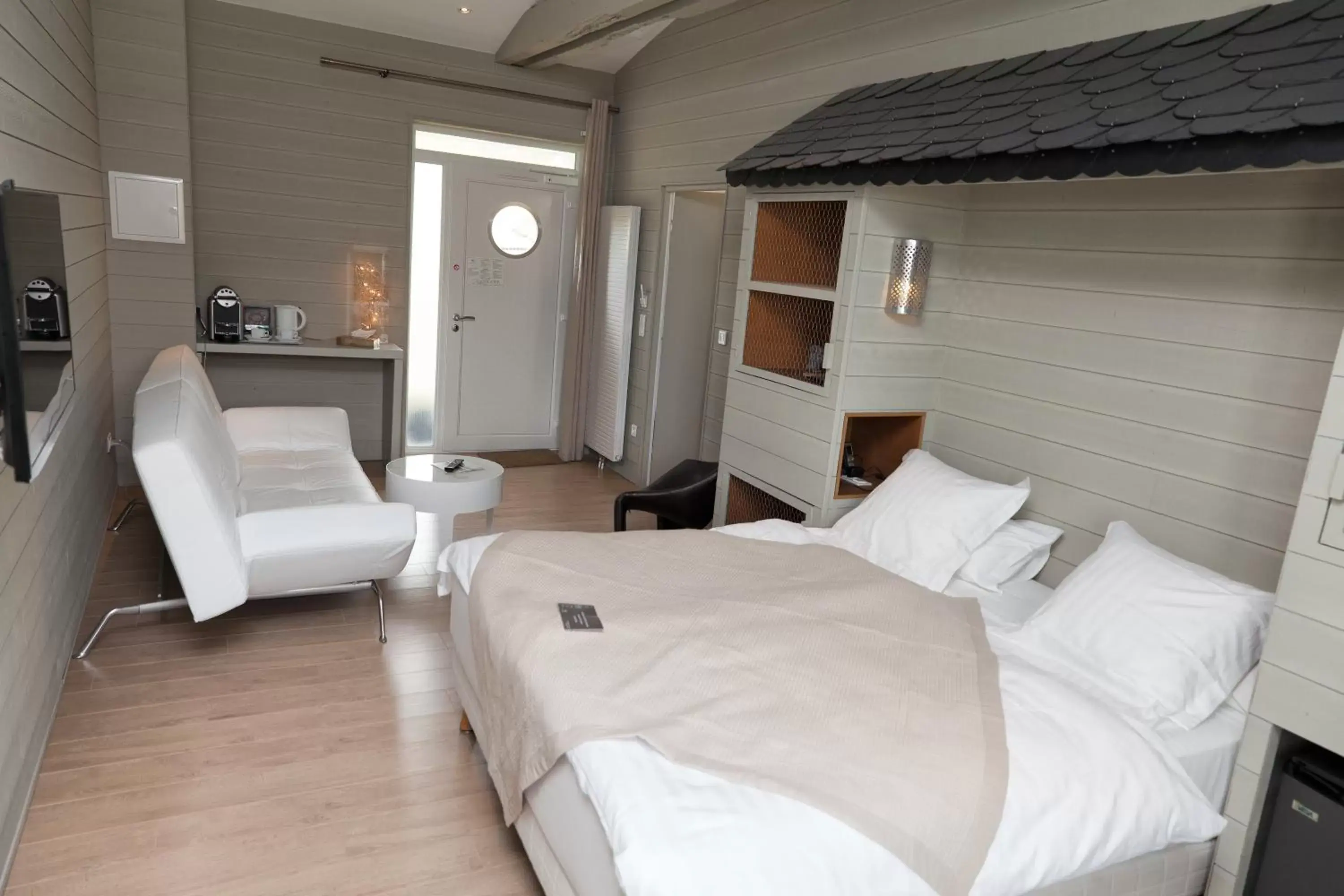 Bed in The Originals Hôtel Le Cise Restaurant Chambres et Suites Bed in The Originals Hôtel Le Cise Restaurant Chambres et Suites