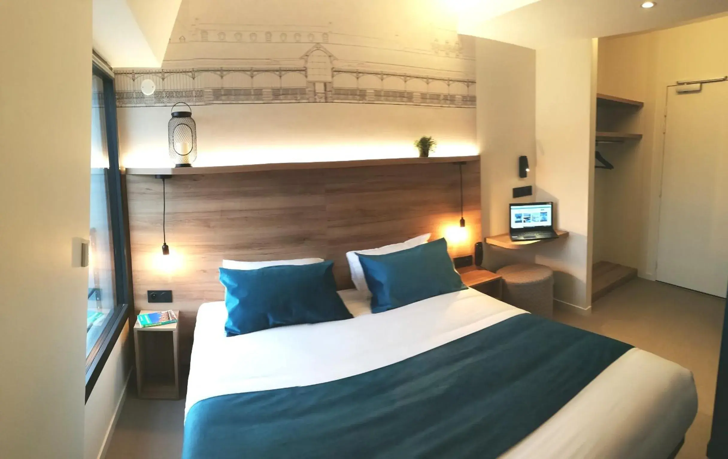 Photo of the whole room, Bed in Hôtel des Halles