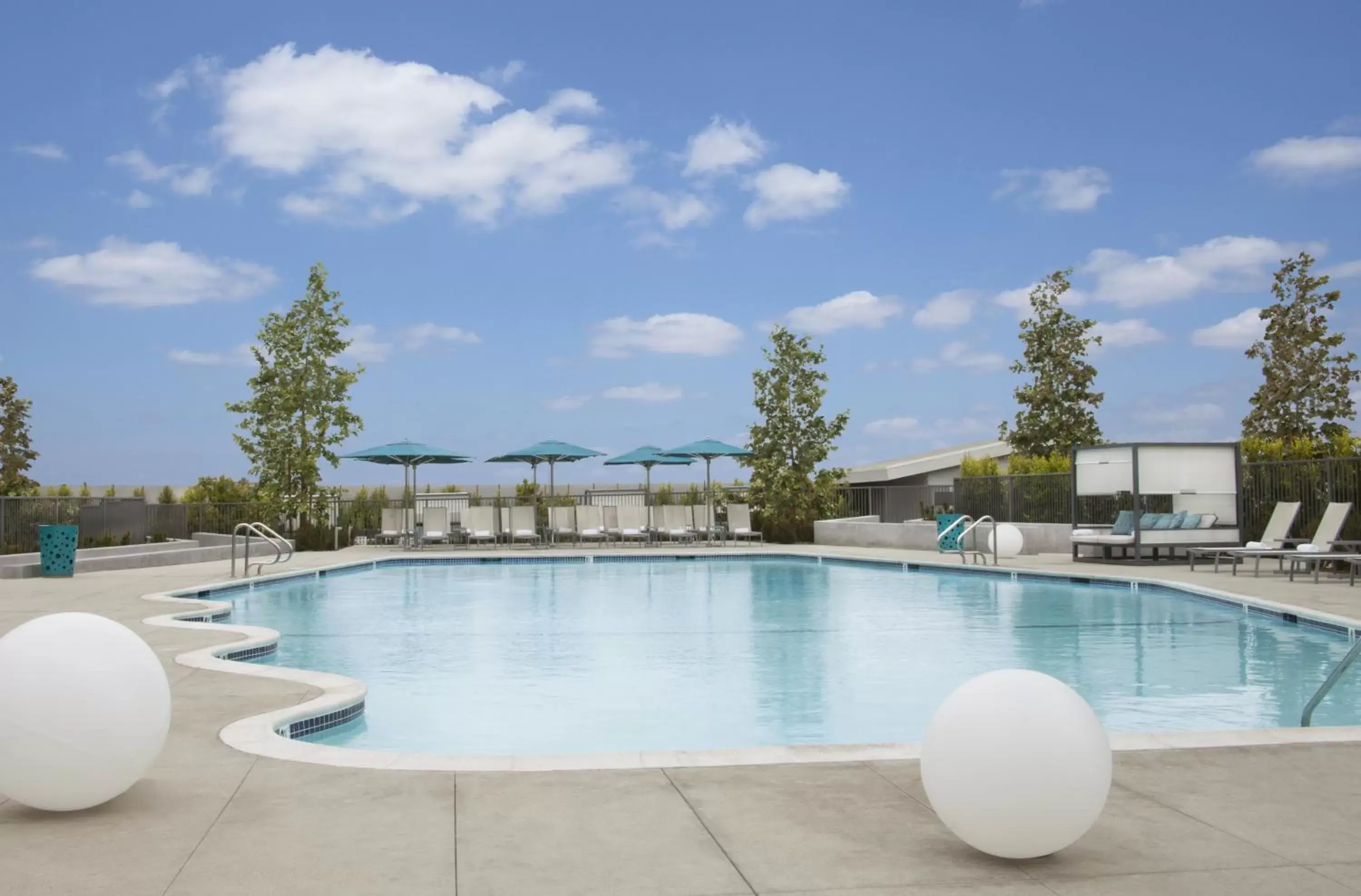 Swimming Pool in Hyatt Regency Los Angeles International Airport