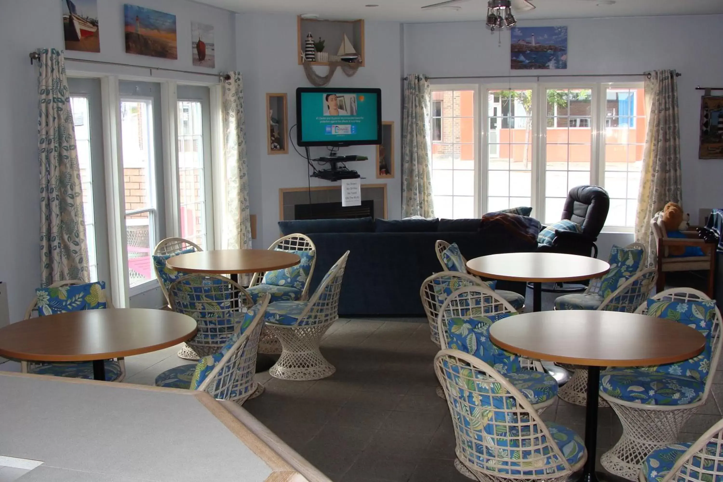 Communal lounge/ TV room, Lounge/Bar in Leisure Inn