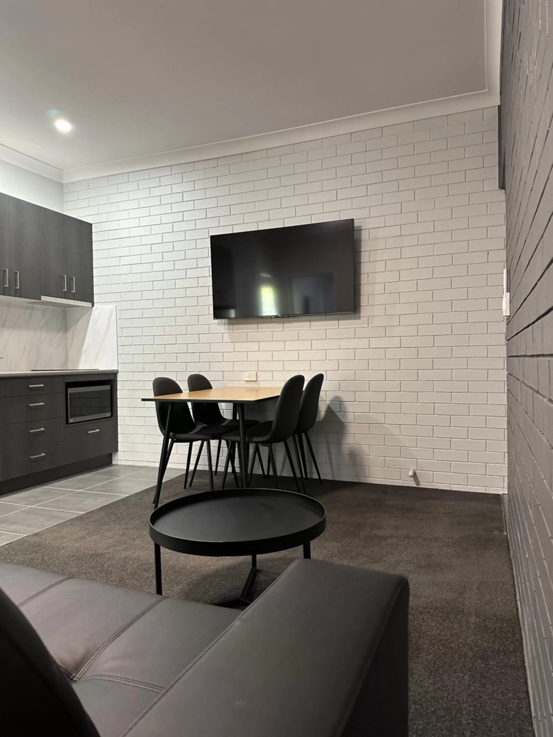 TV and multimedia in Blue Violet Motor Inn