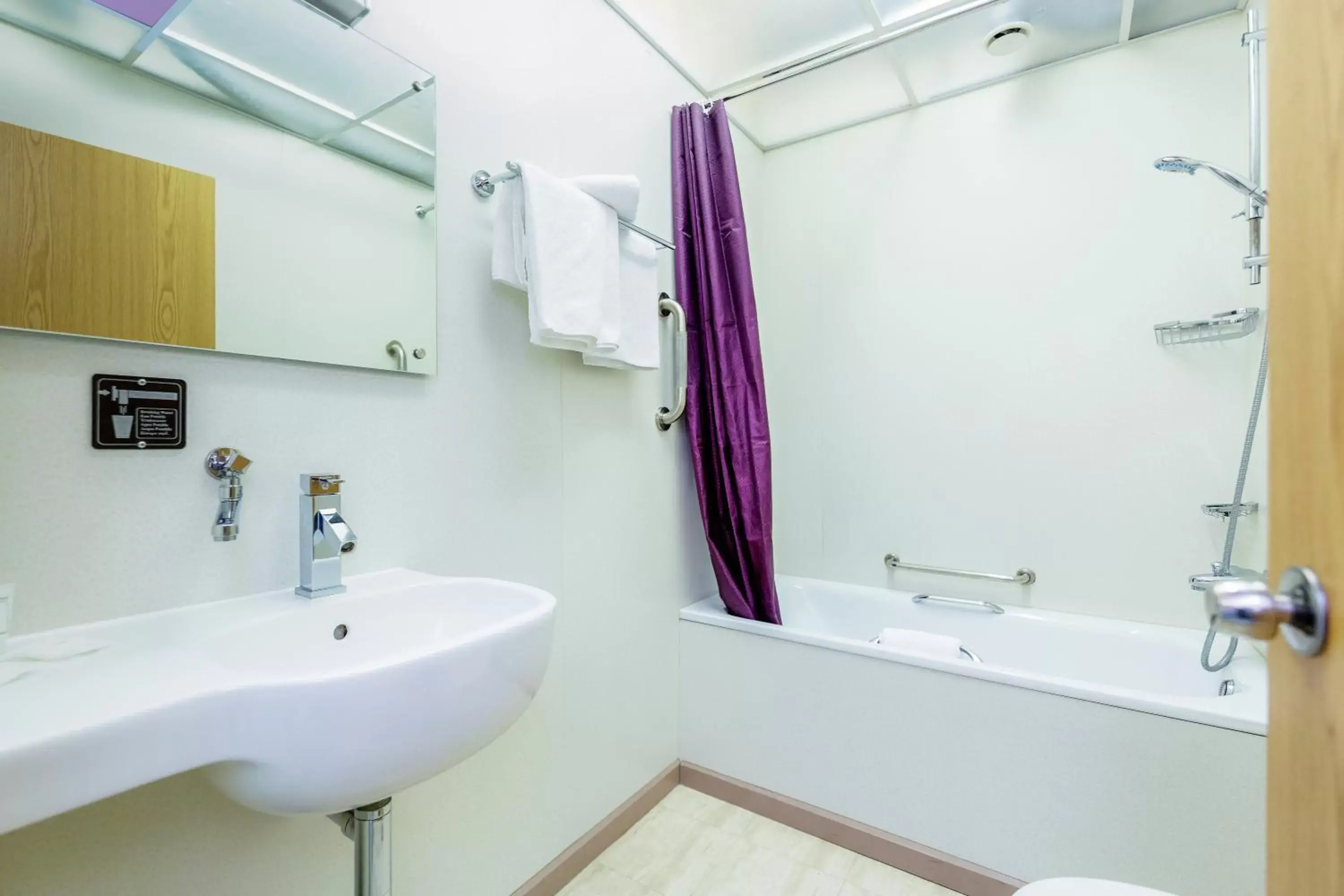 Bathroom in Eurotraveller Hotel - Premier - Harrow
