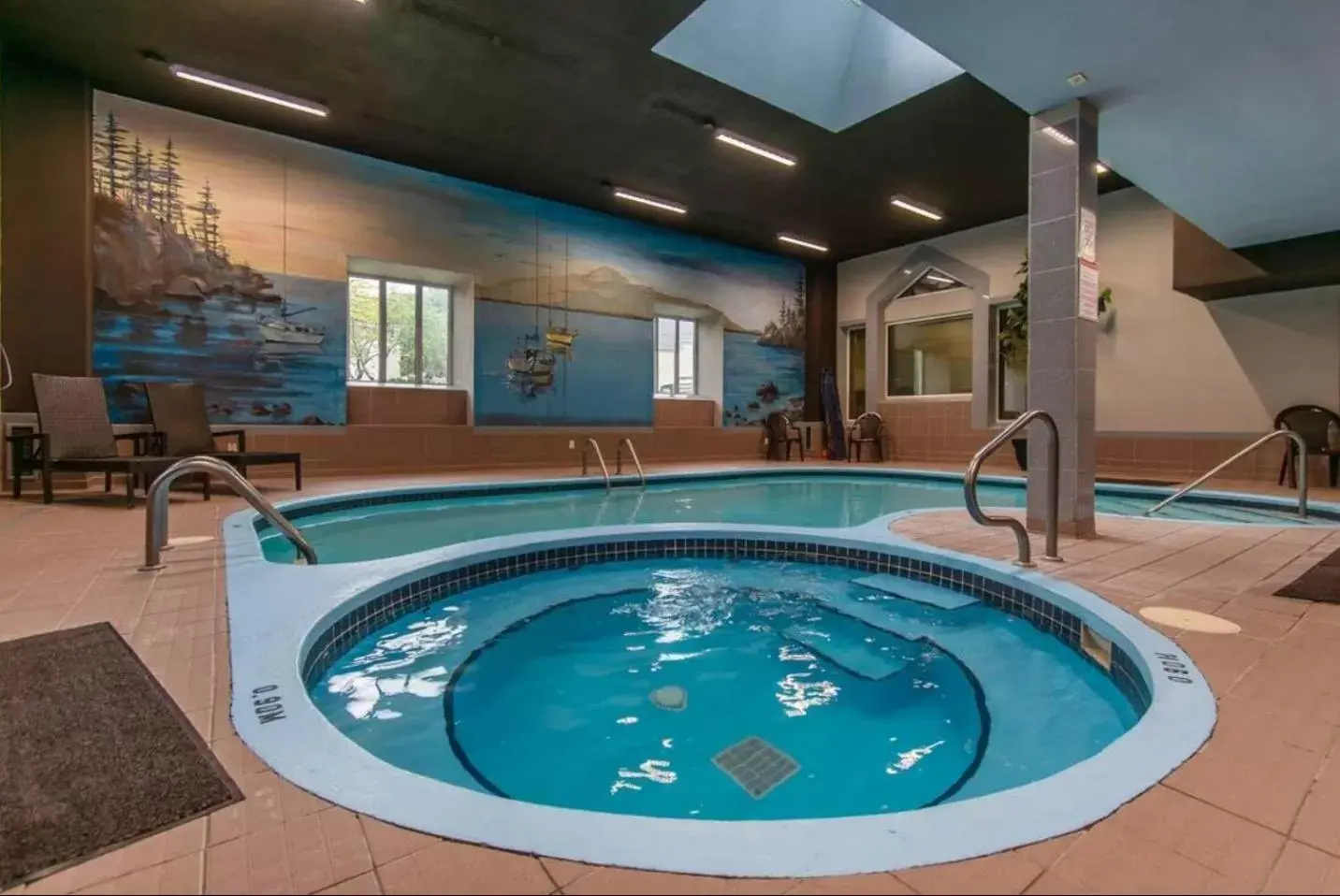 Hot Tub, Swimming Pool in Magog Waterfront Condo