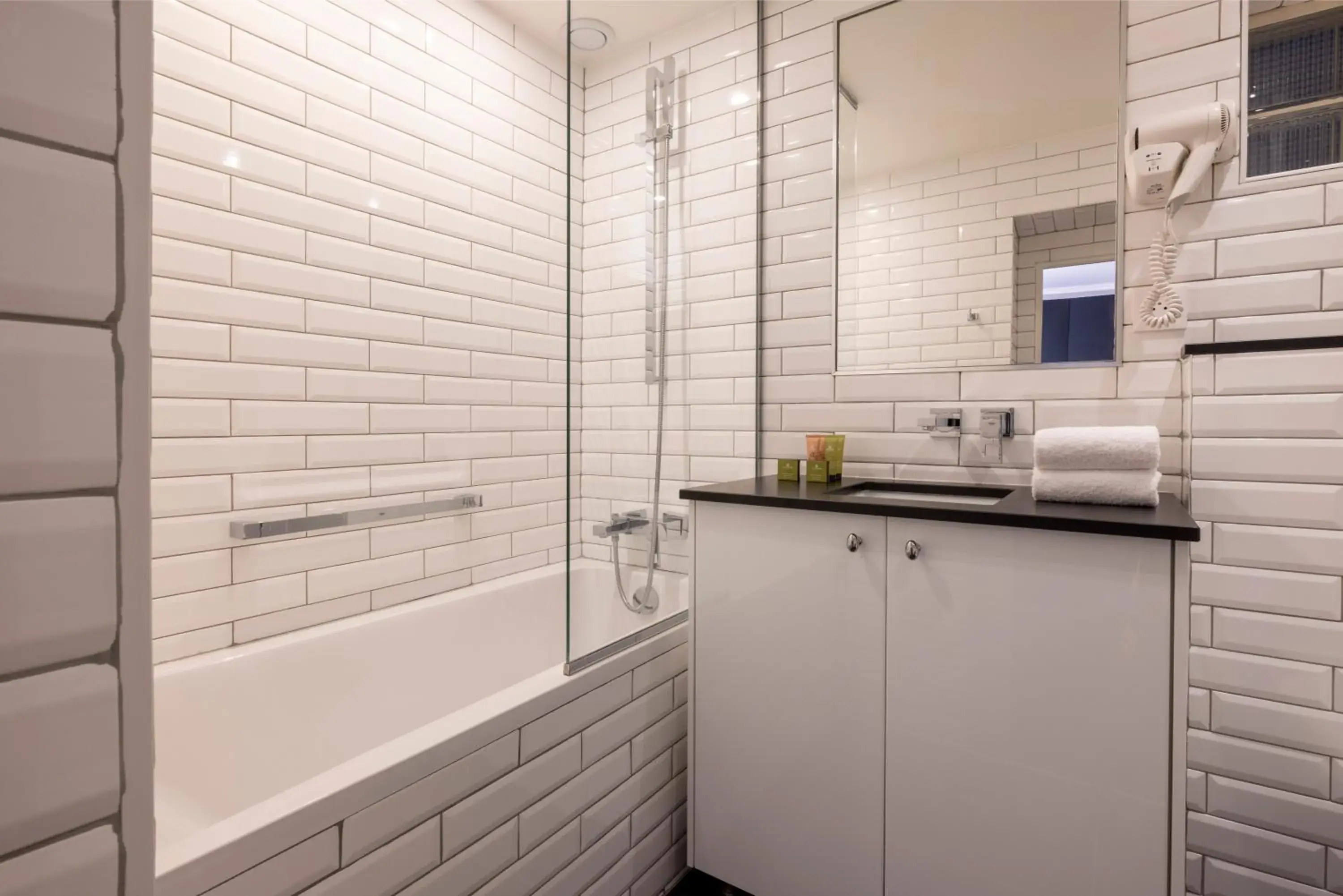 Bathroom, Kitchen/Kitchenette in Pavillon Monceau