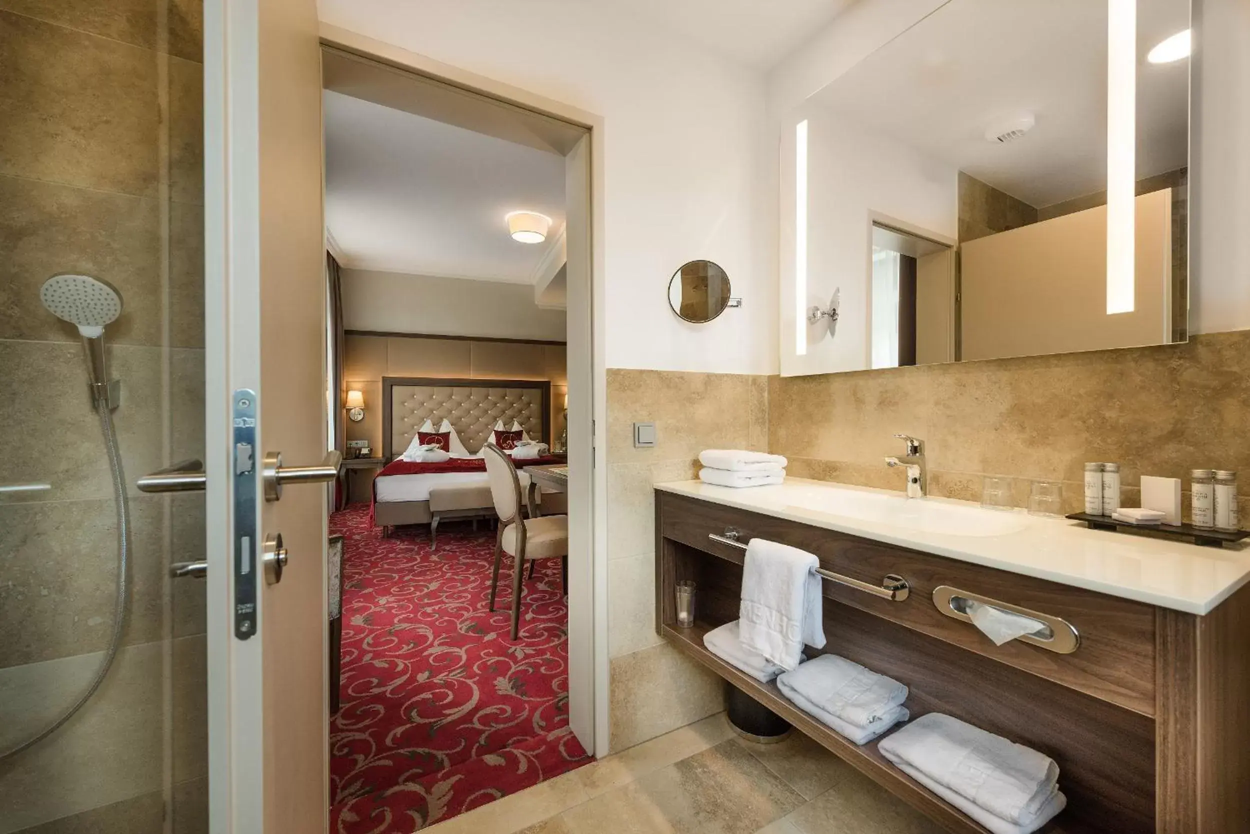 Shower, Bathroom in Hotel Norica - Thermenhotels Gastein mit dem Bademantel direkt in die Therme