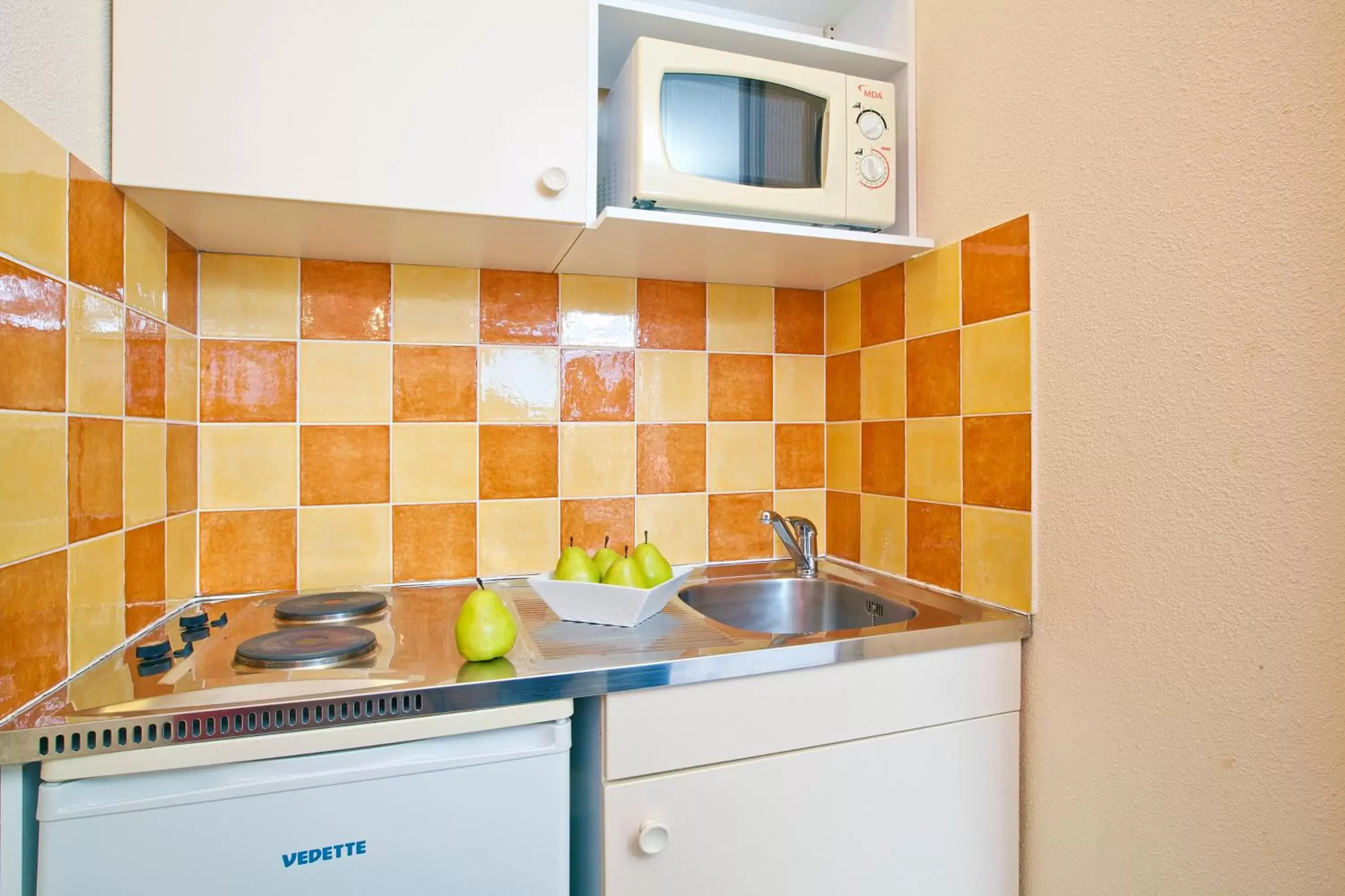Kitchen or kitchenette, Kitchen/Kitchenette in Cerise Valence