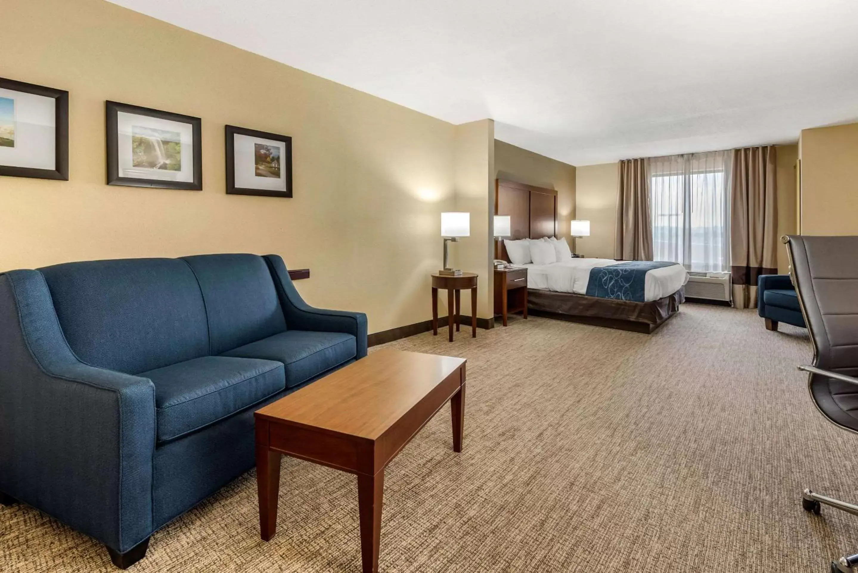 Photo of the whole room, Seating Area in Comfort Suites Dayton-Wright Patterson