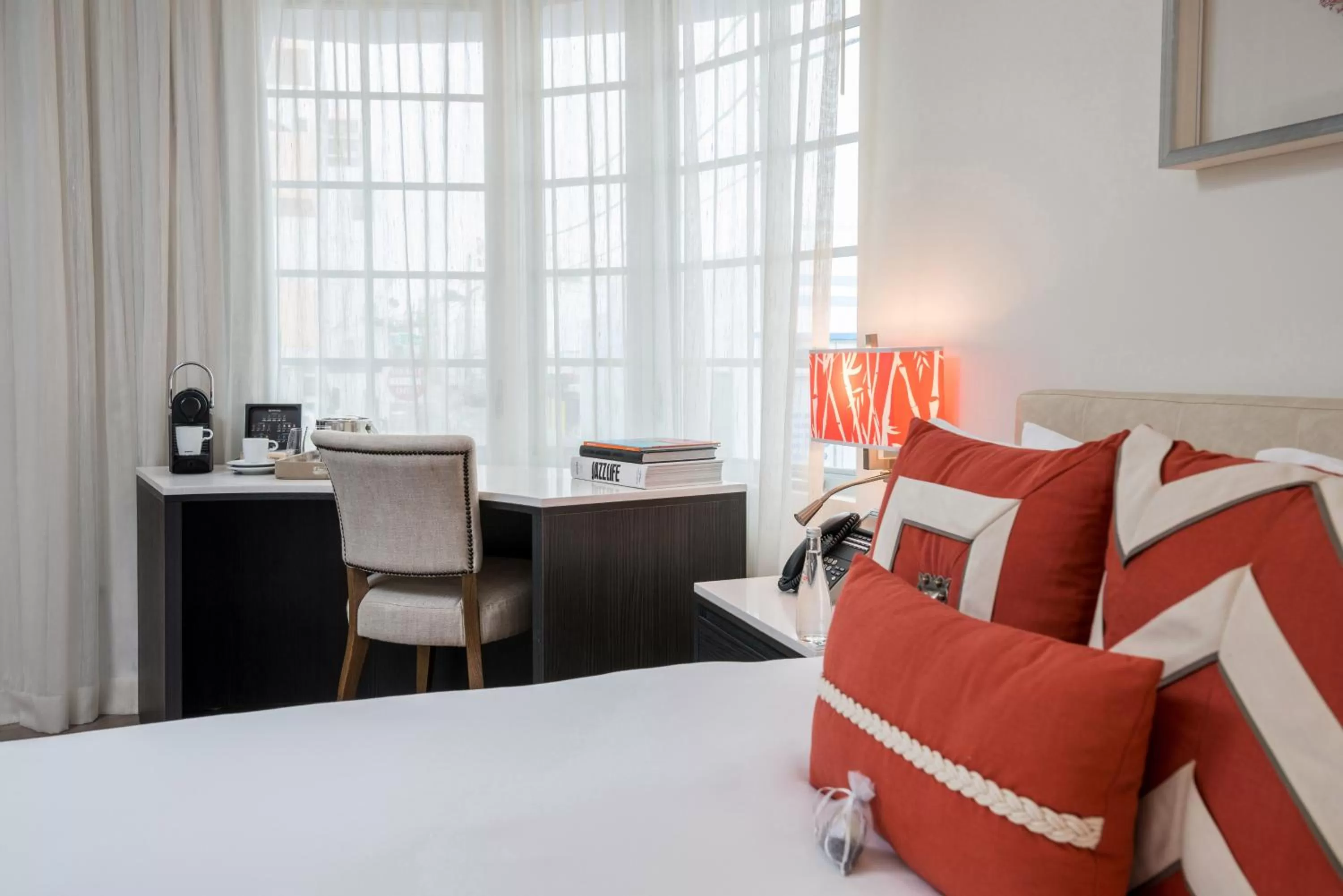 Seating area, Bed in The Marlin Hotel