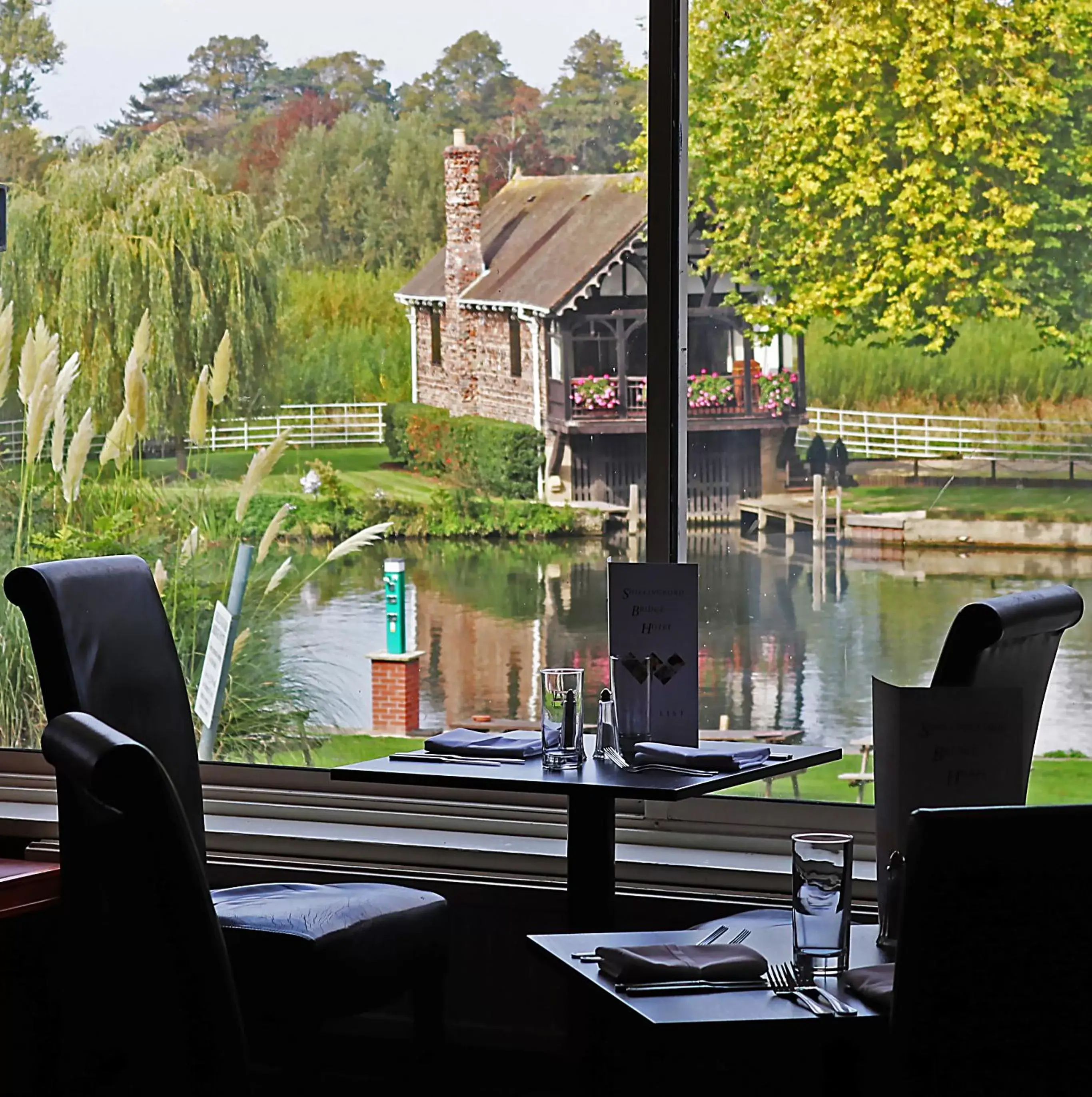 Restaurant/Places to Eat in Shillingford Bridge Hotel