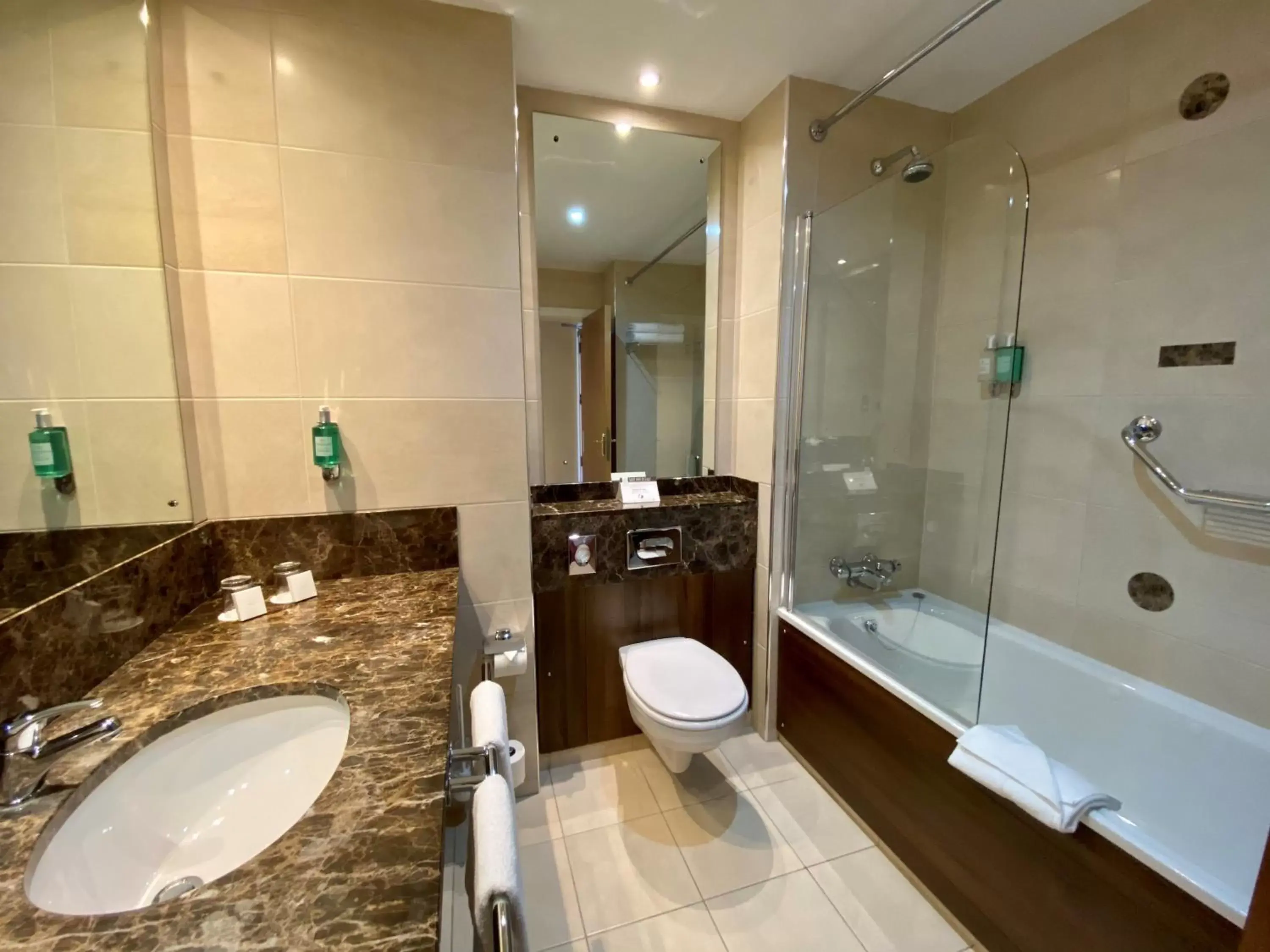 Bathroom in Glashaus Hotel