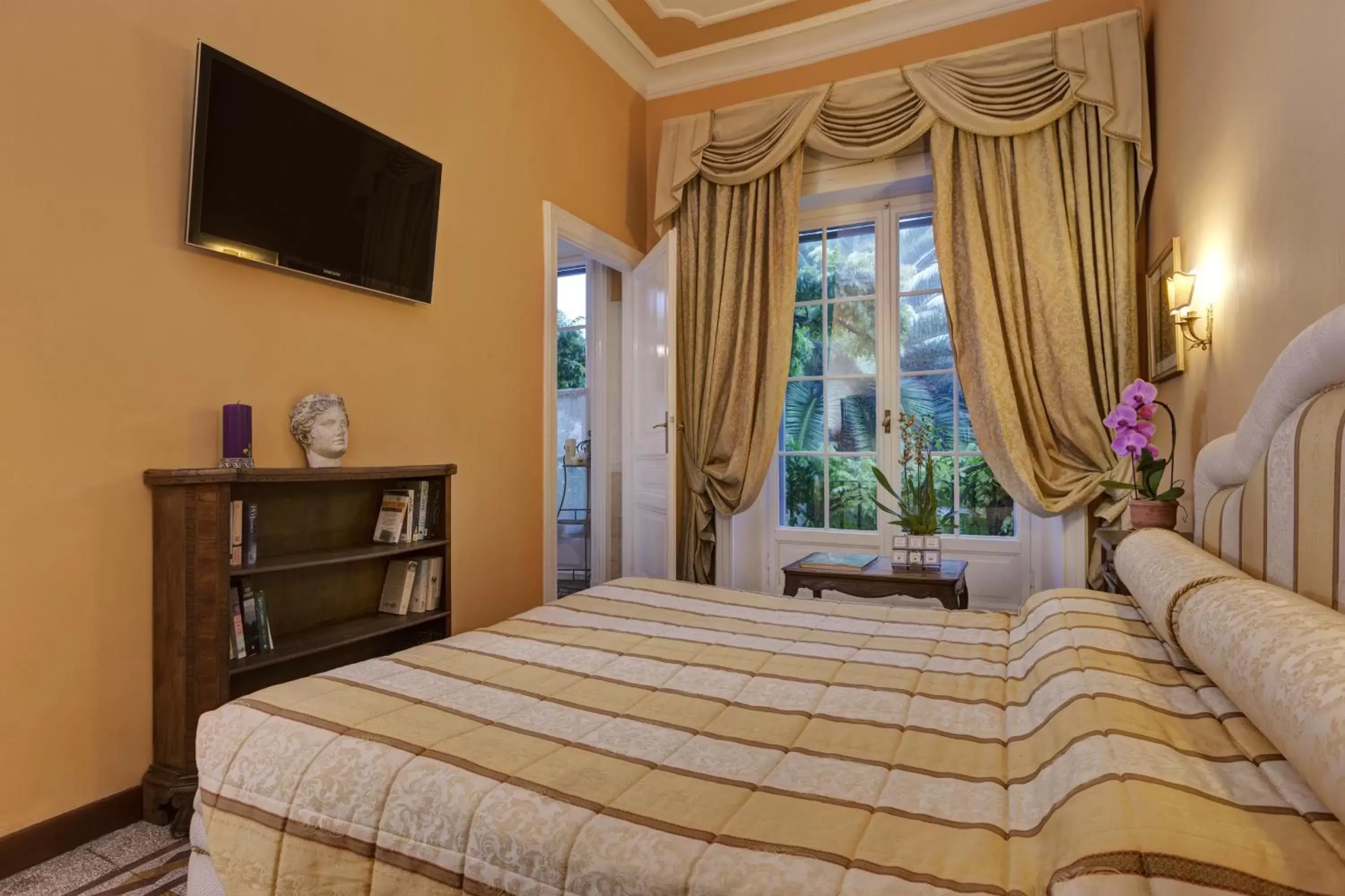 Day, Bed in Episcopo Lipinsky Luxury Suites