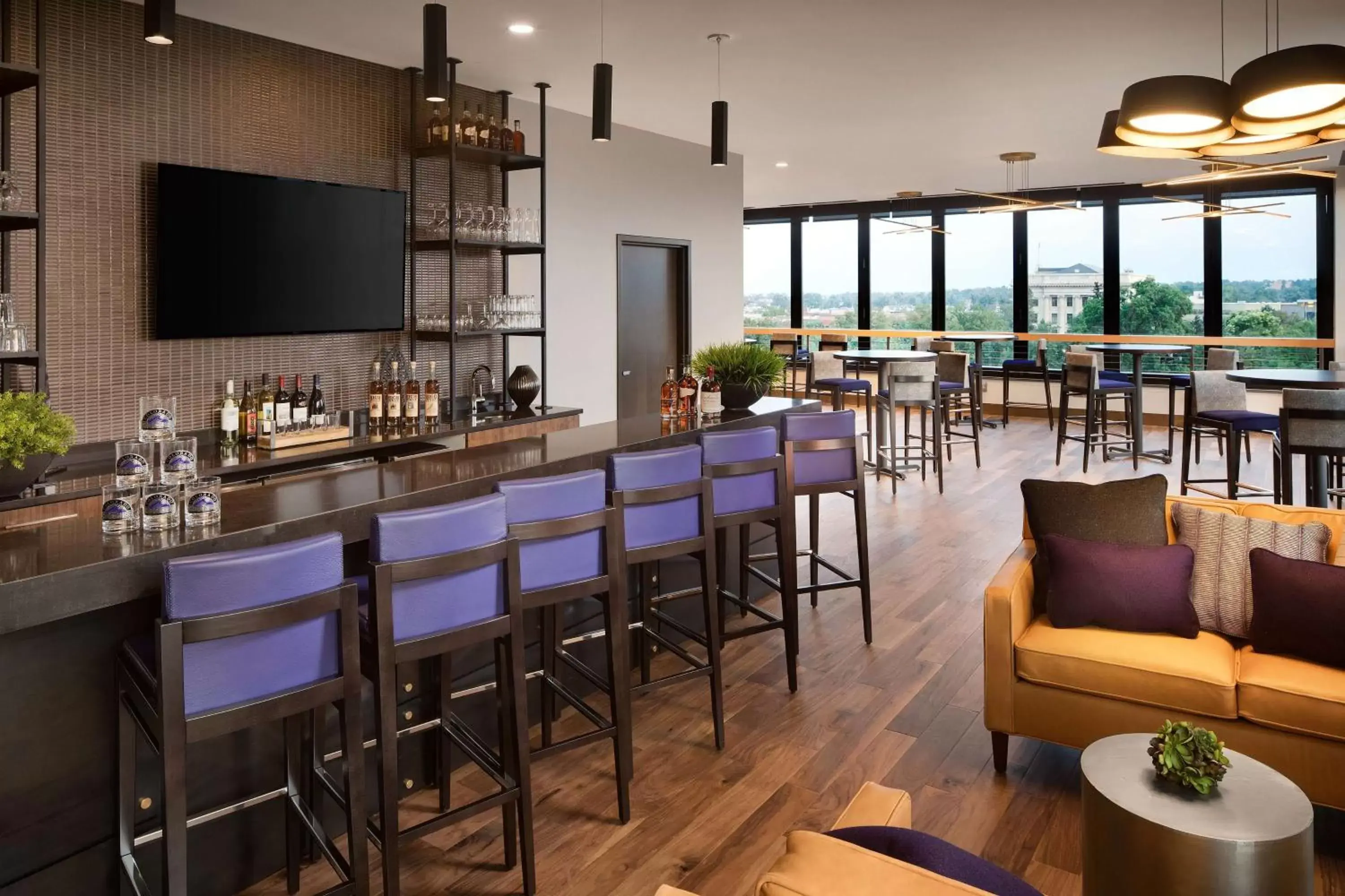 Lounge or bar in Doubletree By Hilton Greeley At Lincoln Park