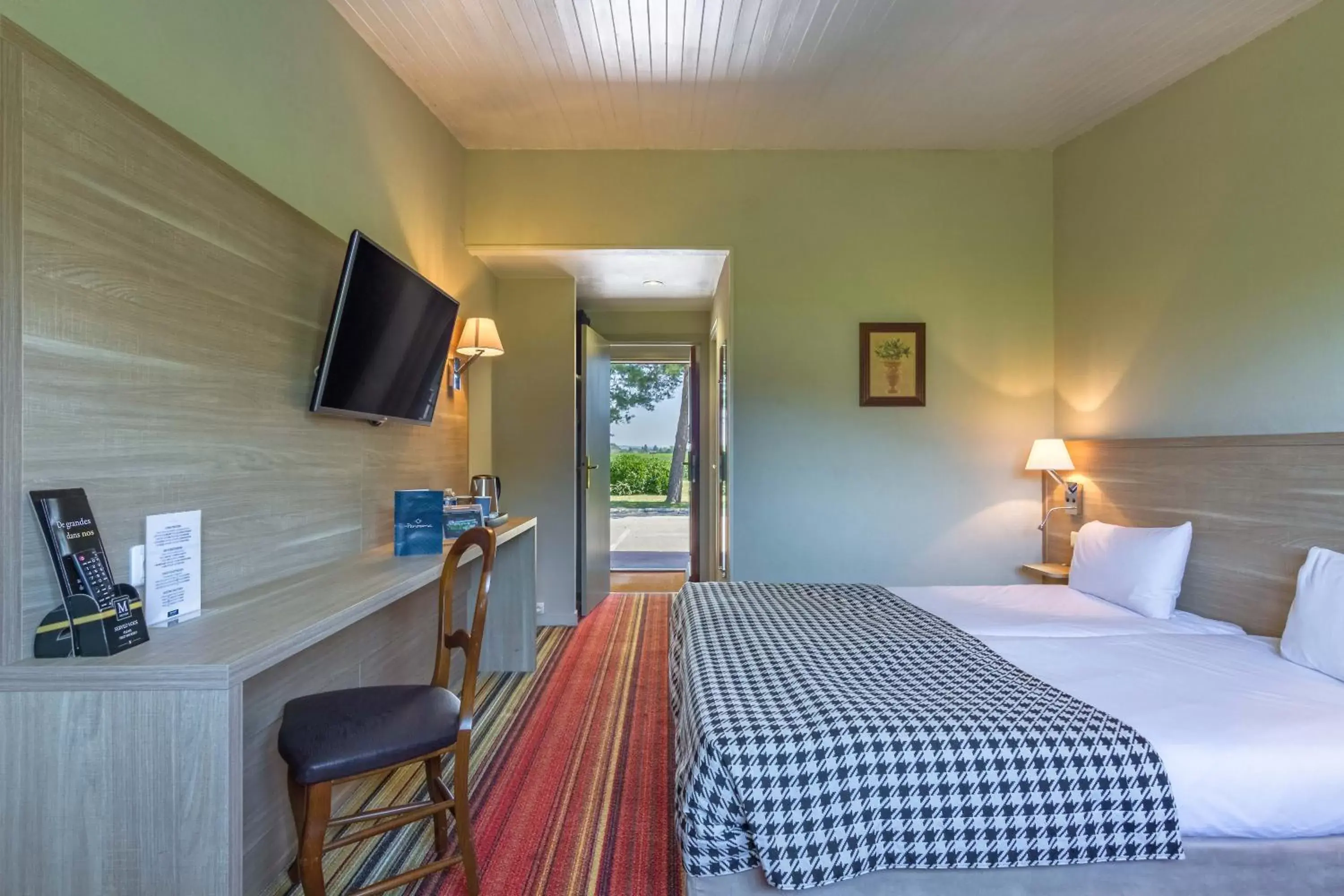 TV and multimedia, Bed in Kyriad Prestige Beaune le Panorama TV and multimedia, Bed in Kyriad Prestige Beaune le Panorama